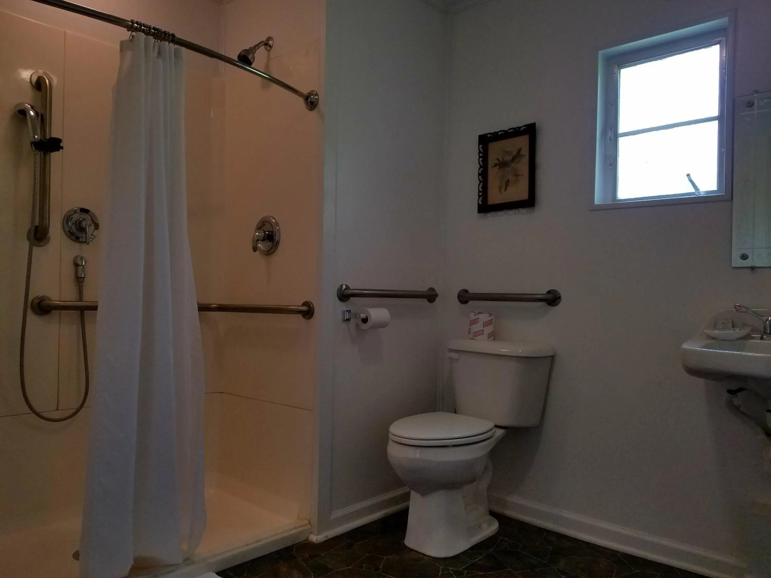 Bathroom in Roseloe Motel