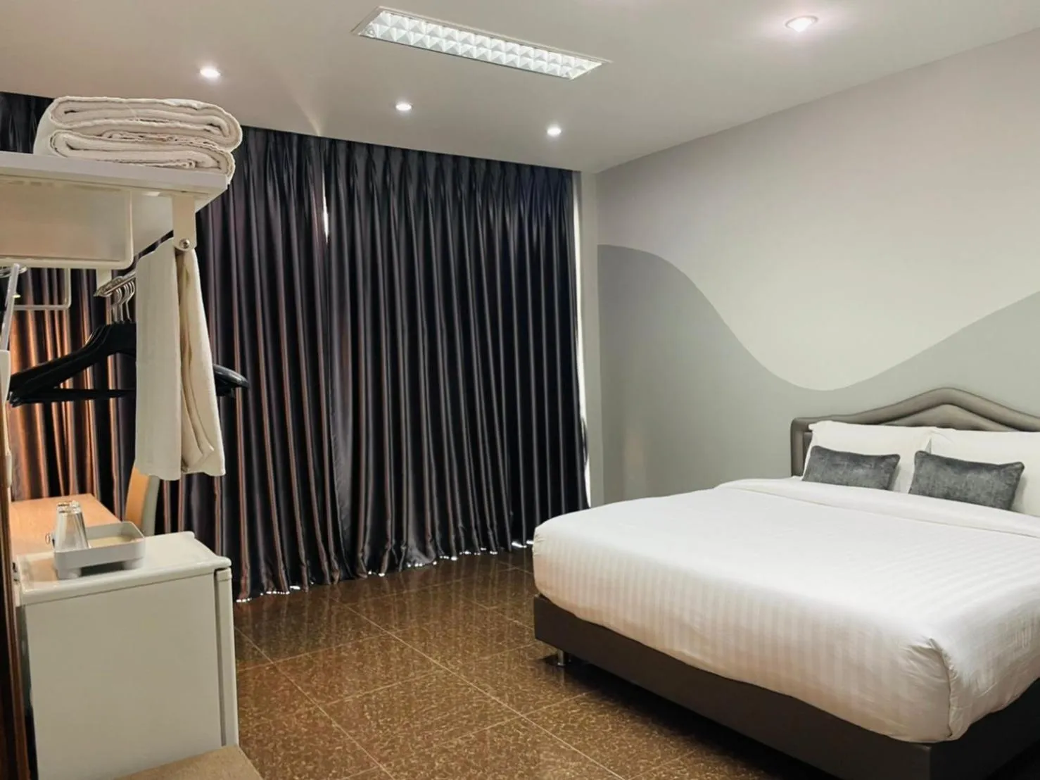 Photo of the whole room, Bed in Gallery Design - SHA Extra Plus