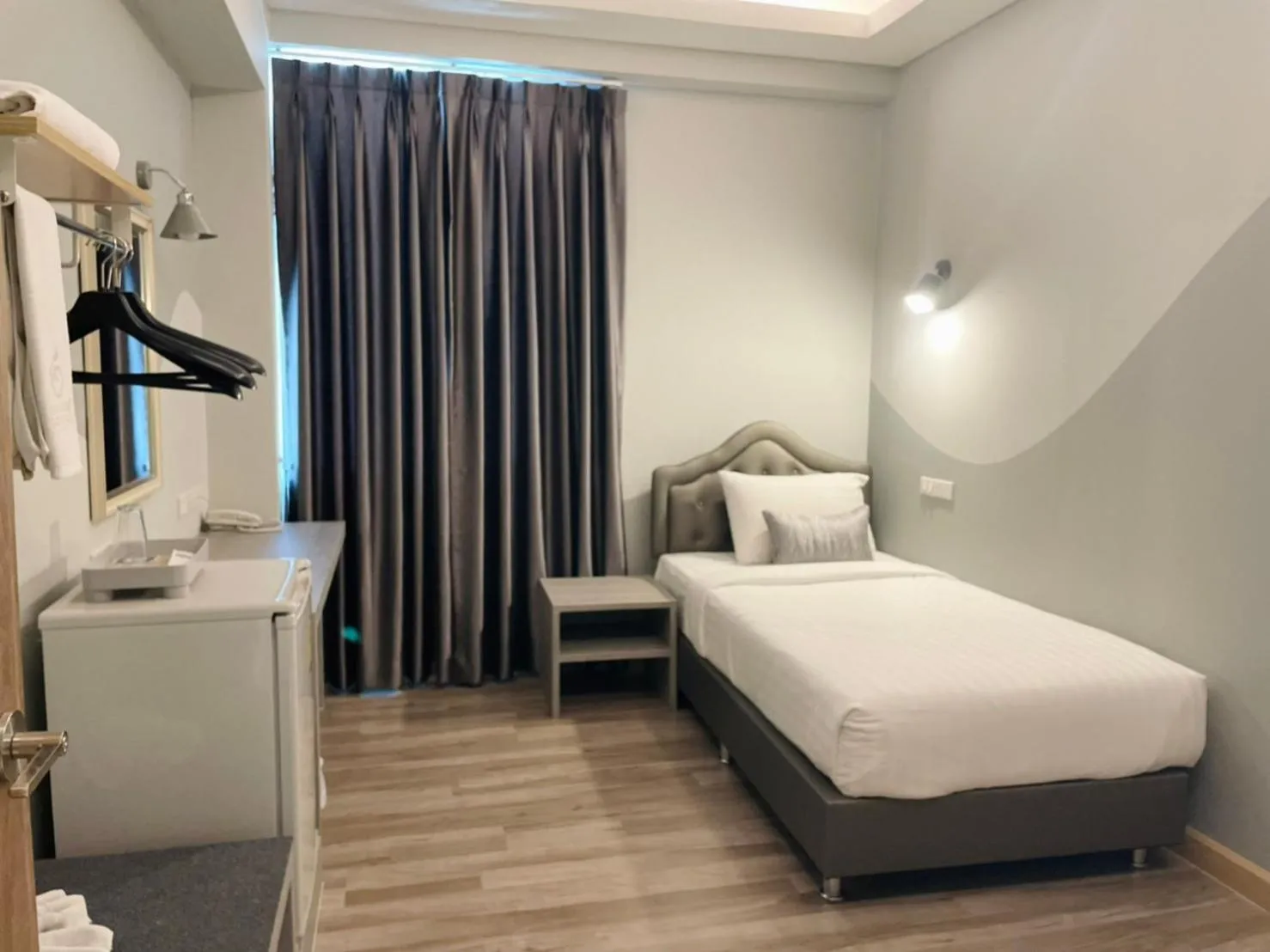 Photo of the whole room, Bed in Gallery Design - SHA Extra Plus