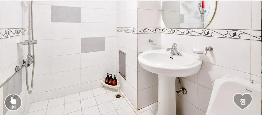 Bathroom in Happy Q Motel