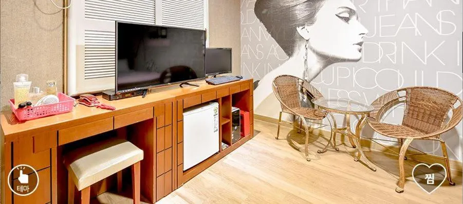 Decorative detail in Happy Q Motel