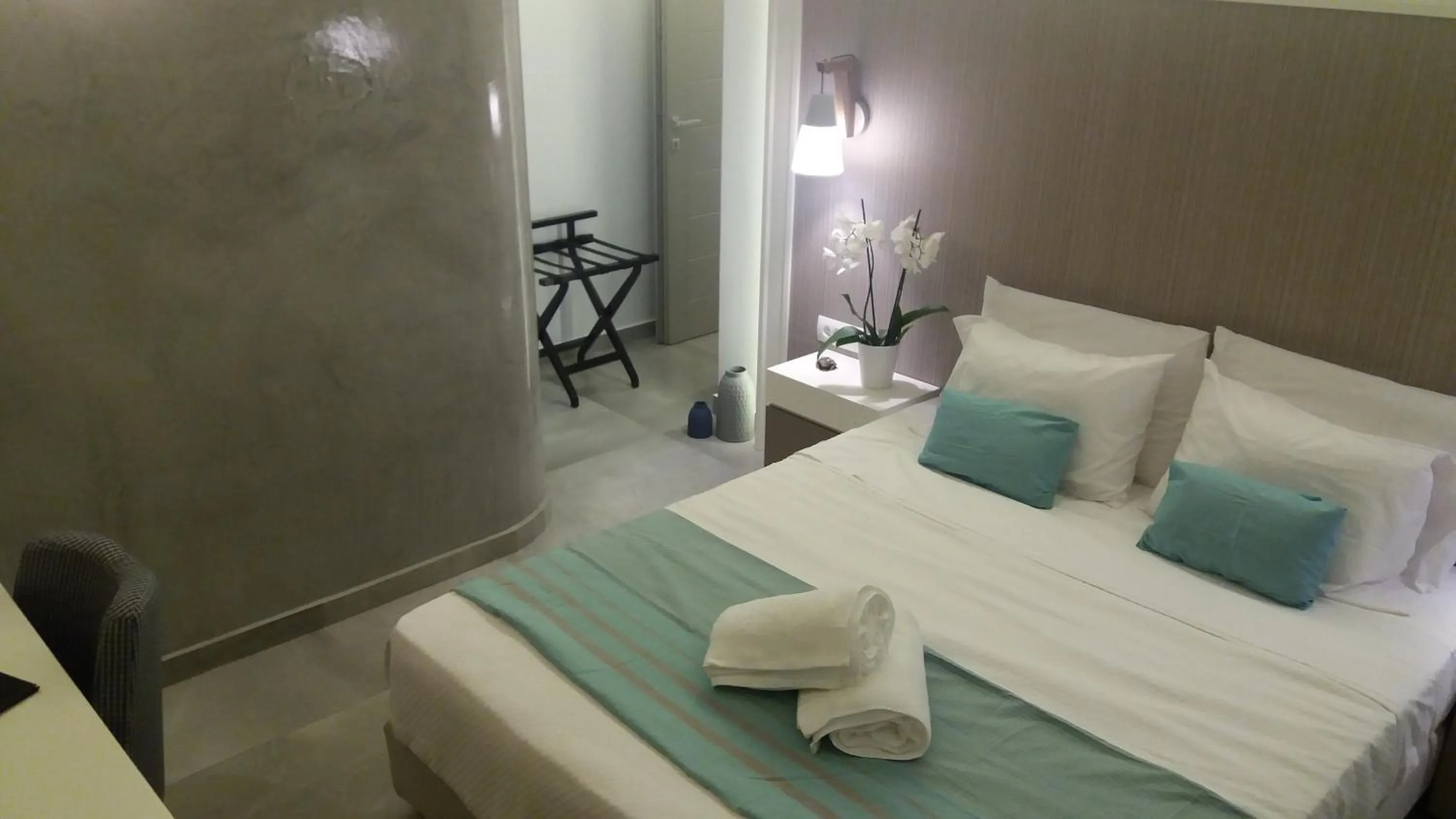 Photo of the whole room, Bed in Platia