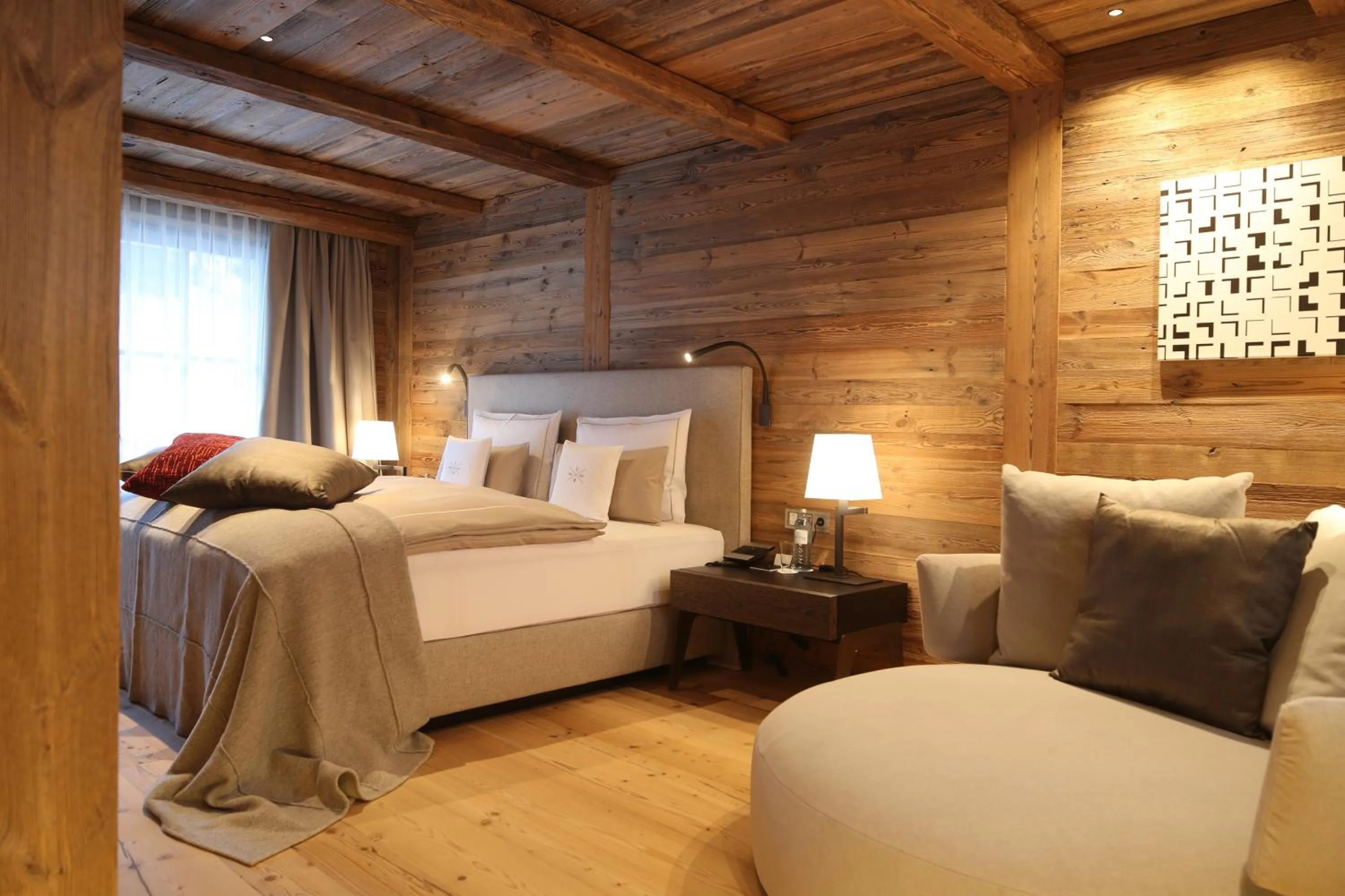 Seating area, Bed in SEVERIN*S – The Alpine Retreat