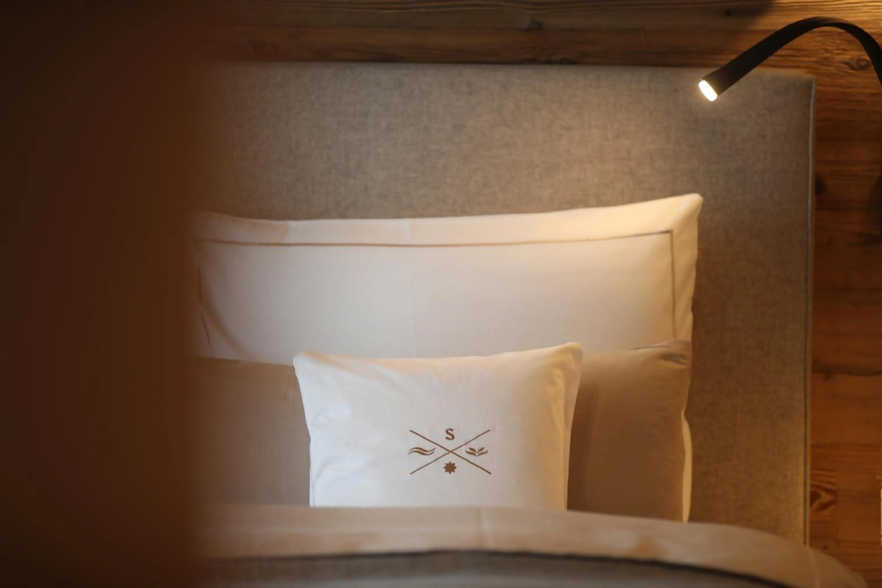 Decorative detail, Bed in SEVERIN*S – The Alpine Retreat