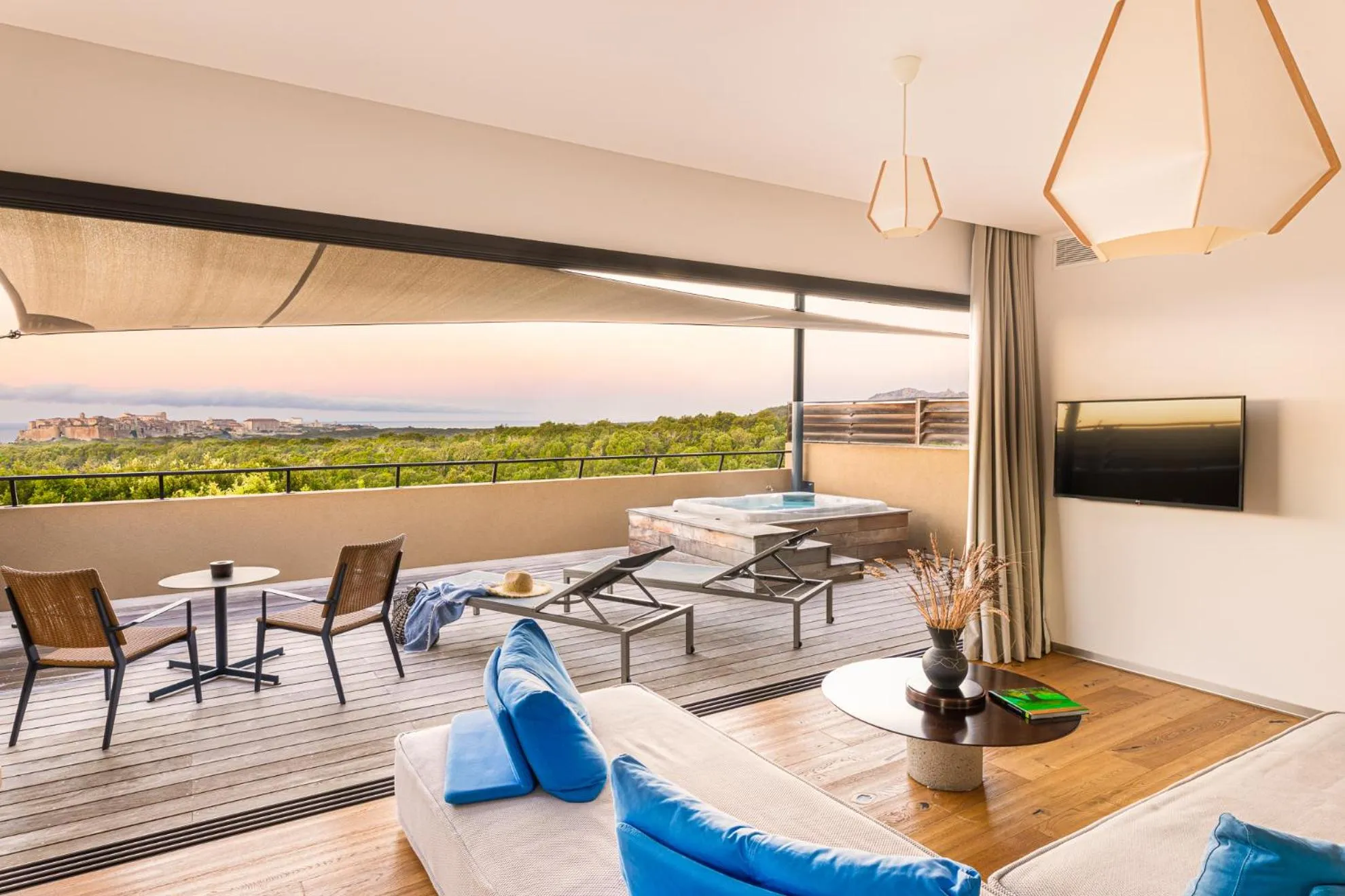 Hot Tub in Hôtel & Spa Version Maquis Citadelle