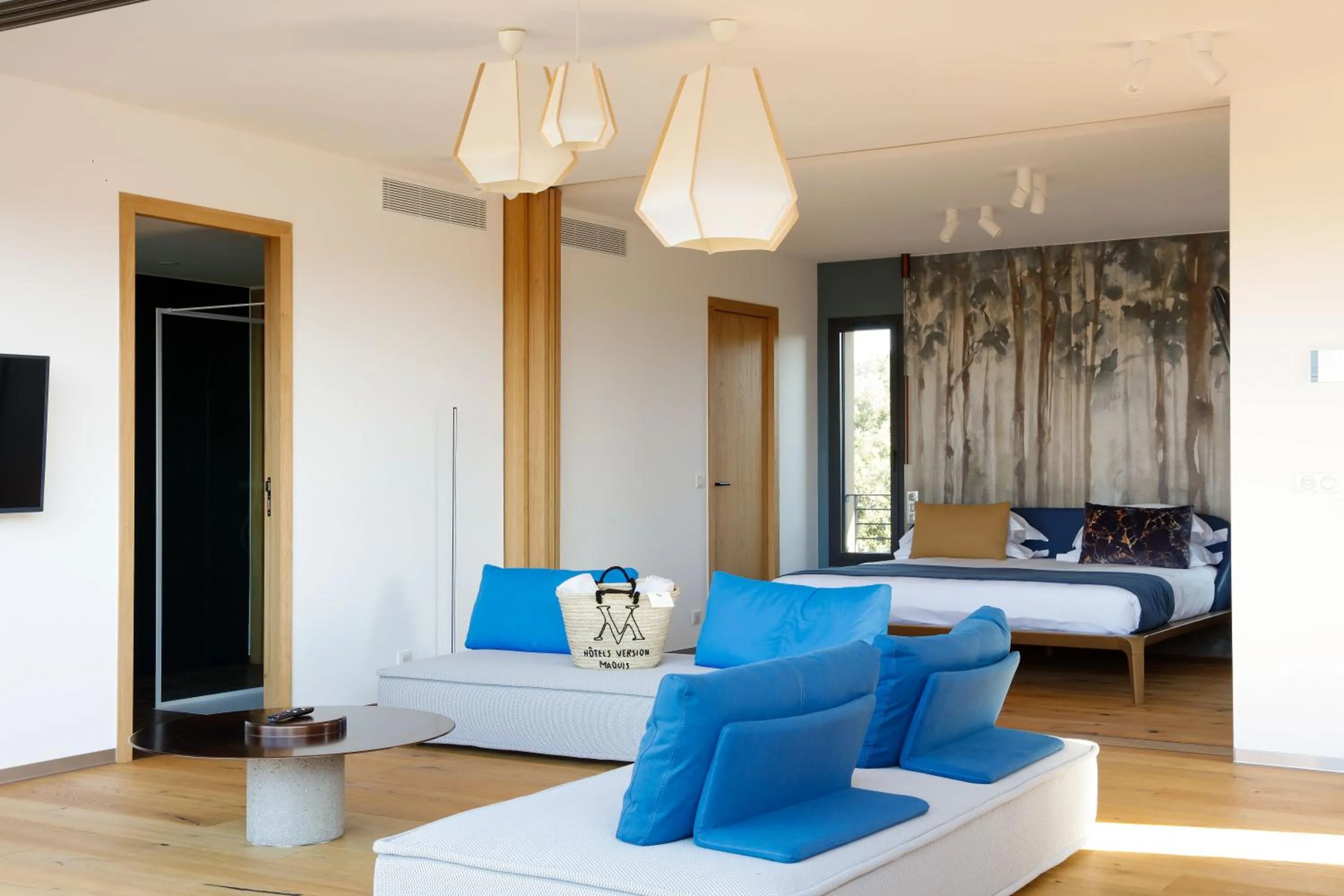 Living room, Bed in Hôtel & Spa Version Maquis Citadelle