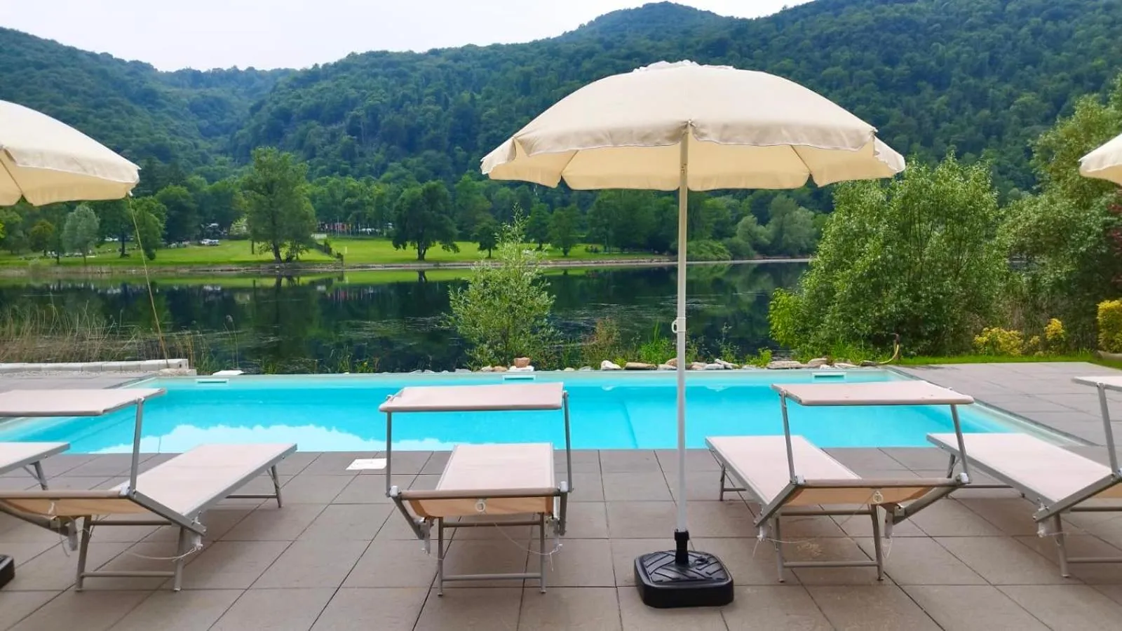 Swimming pool in La Villa del Lago