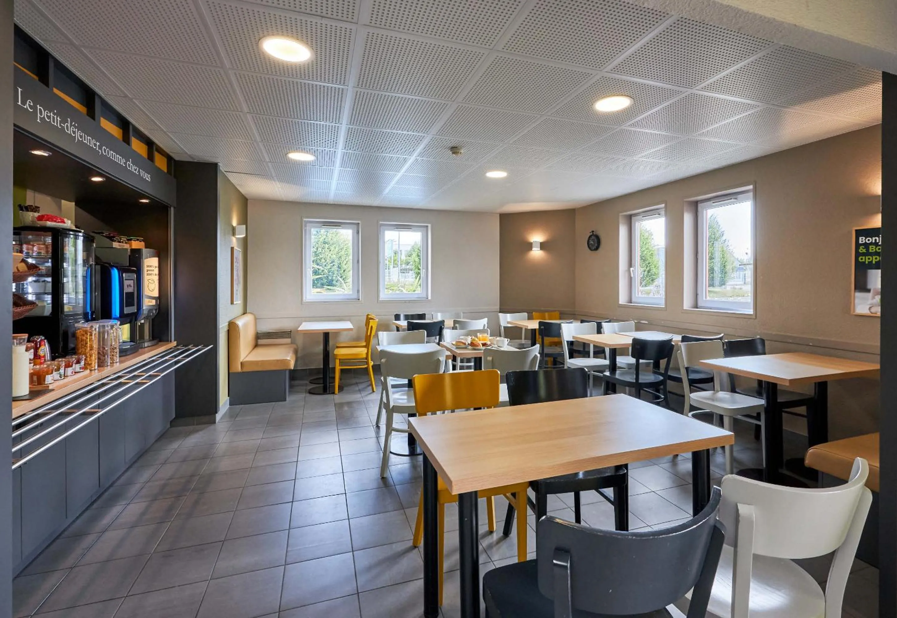 Breakfast in B&B HOTEL Caen Mémorial