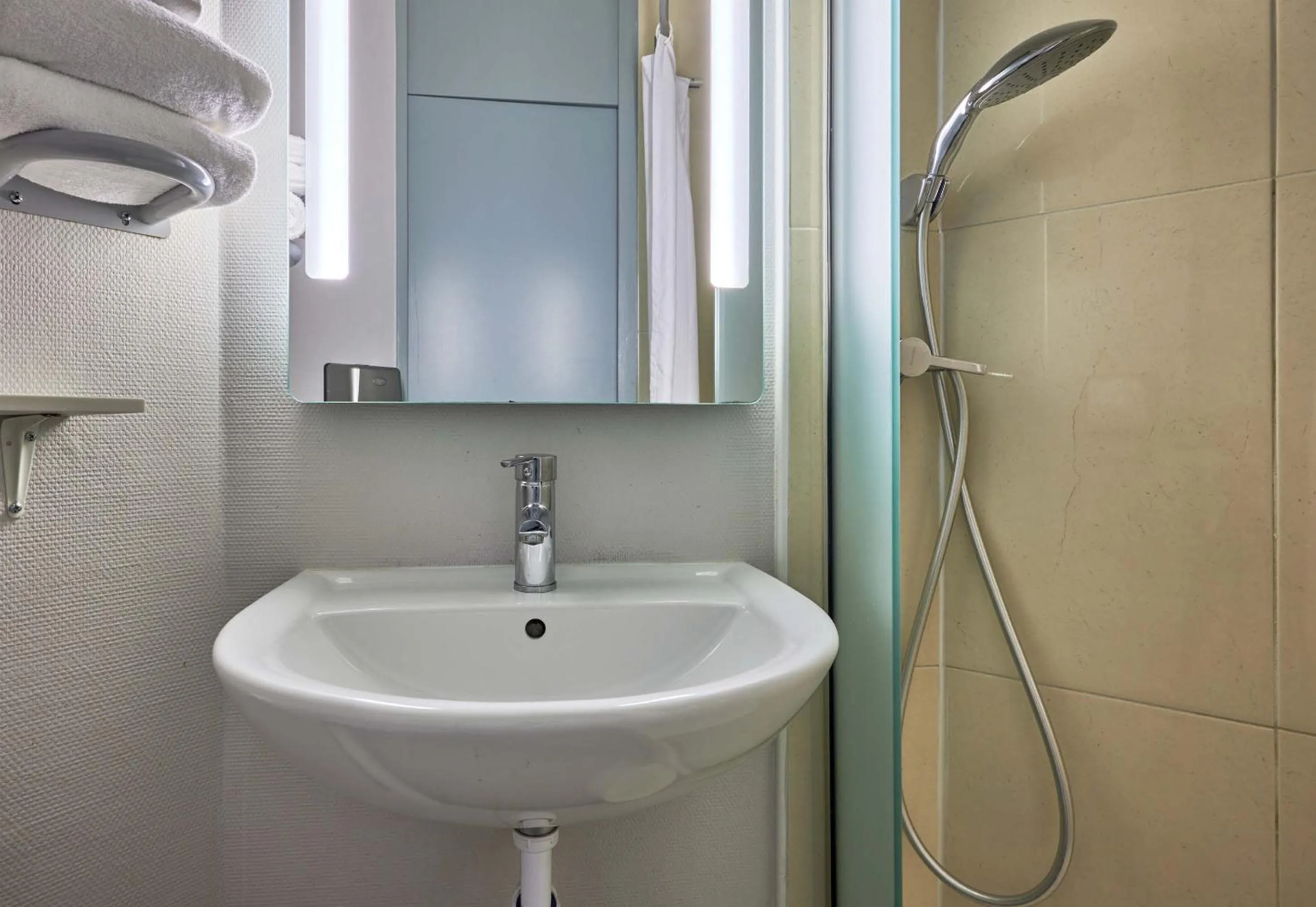 Bathroom in B&B HOTEL Caen Mémorial