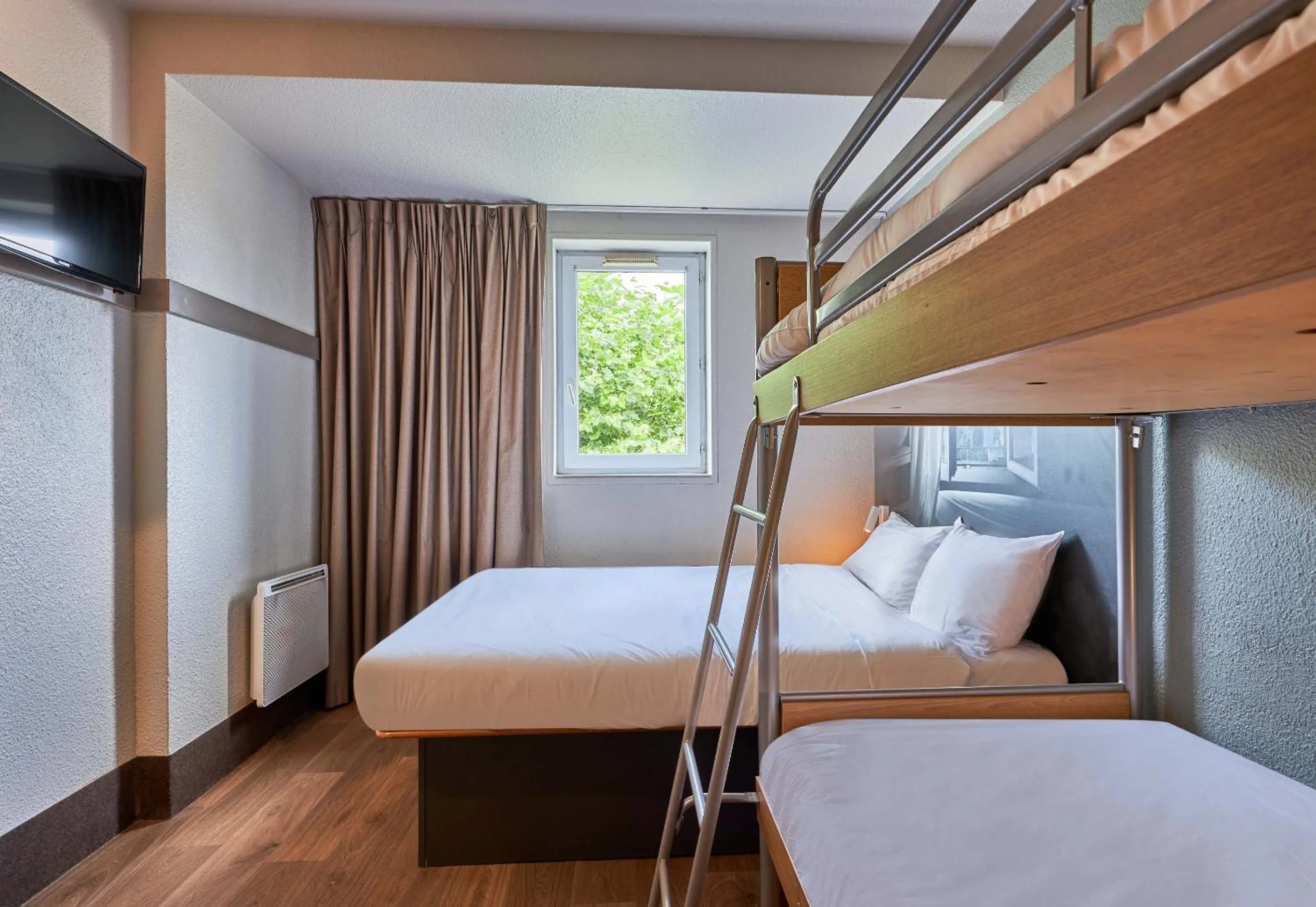 Bedroom, Bed in B&B HOTEL Caen Mémorial