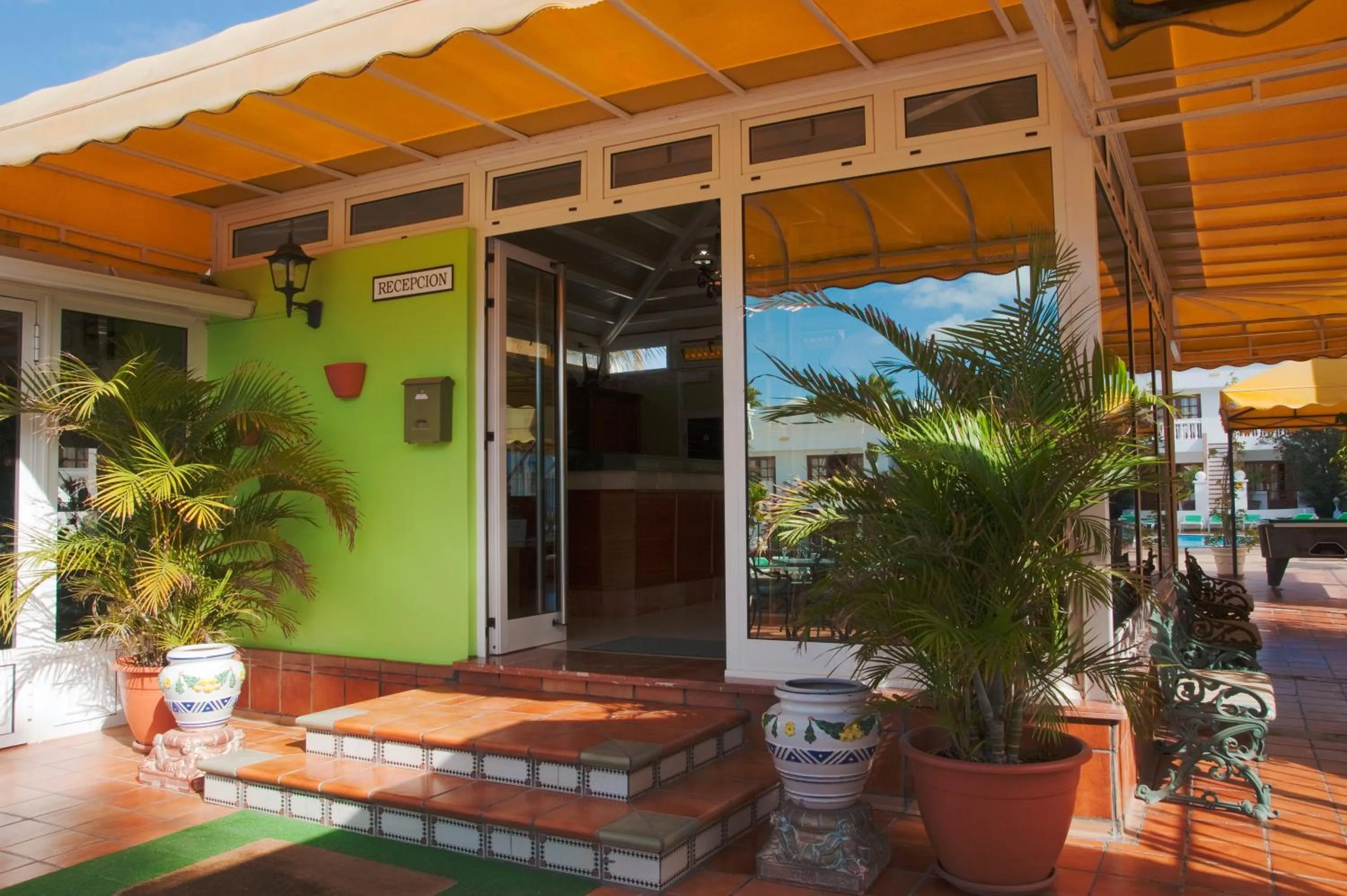 Facade/entrance in Suite Hotel Montana Club