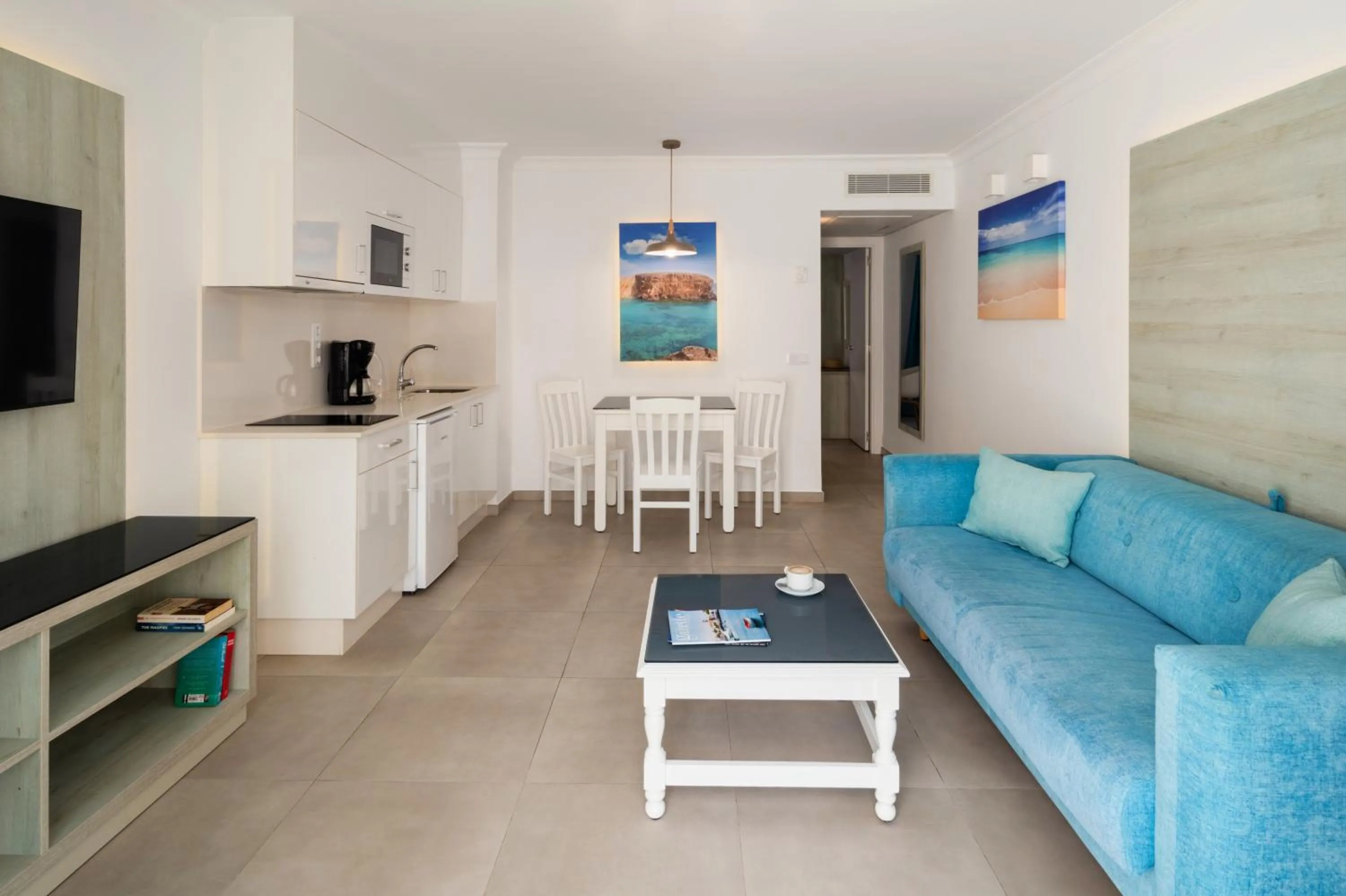 TV and multimedia in Suite Hotel Montana Club