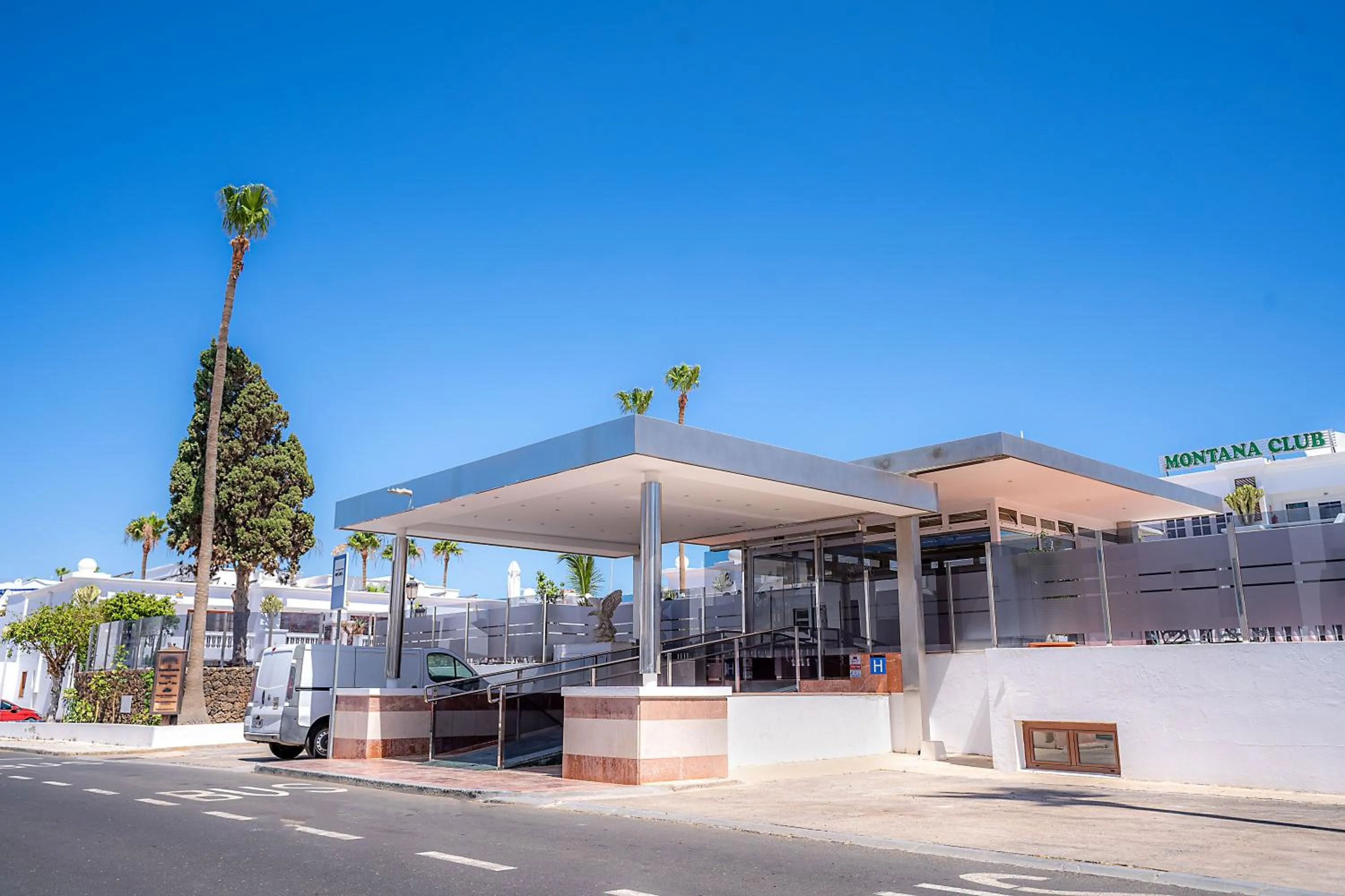 Facade/entrance in Suite Hotel Montana Club