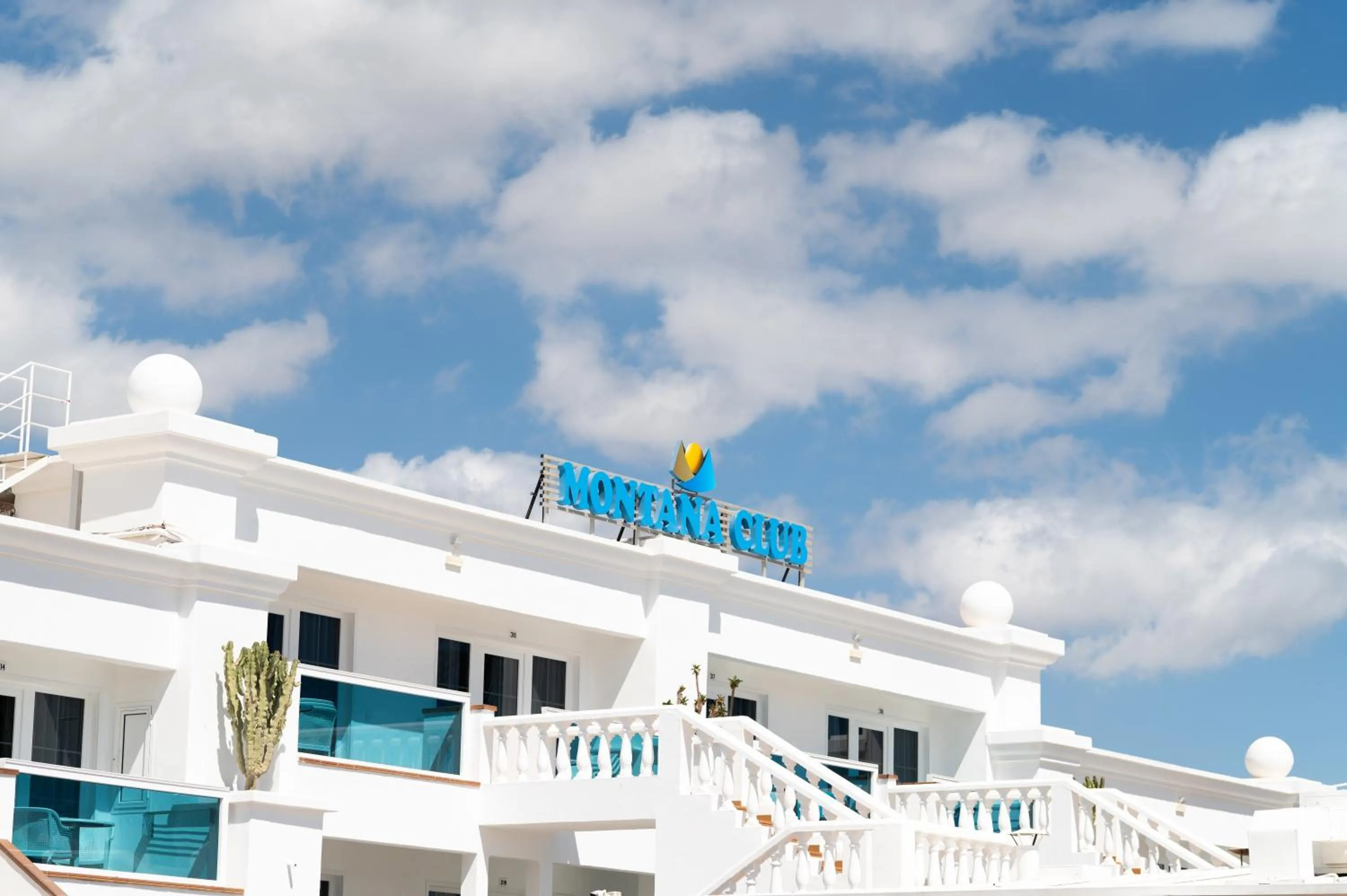 Property building in Suite Hotel Montana Club