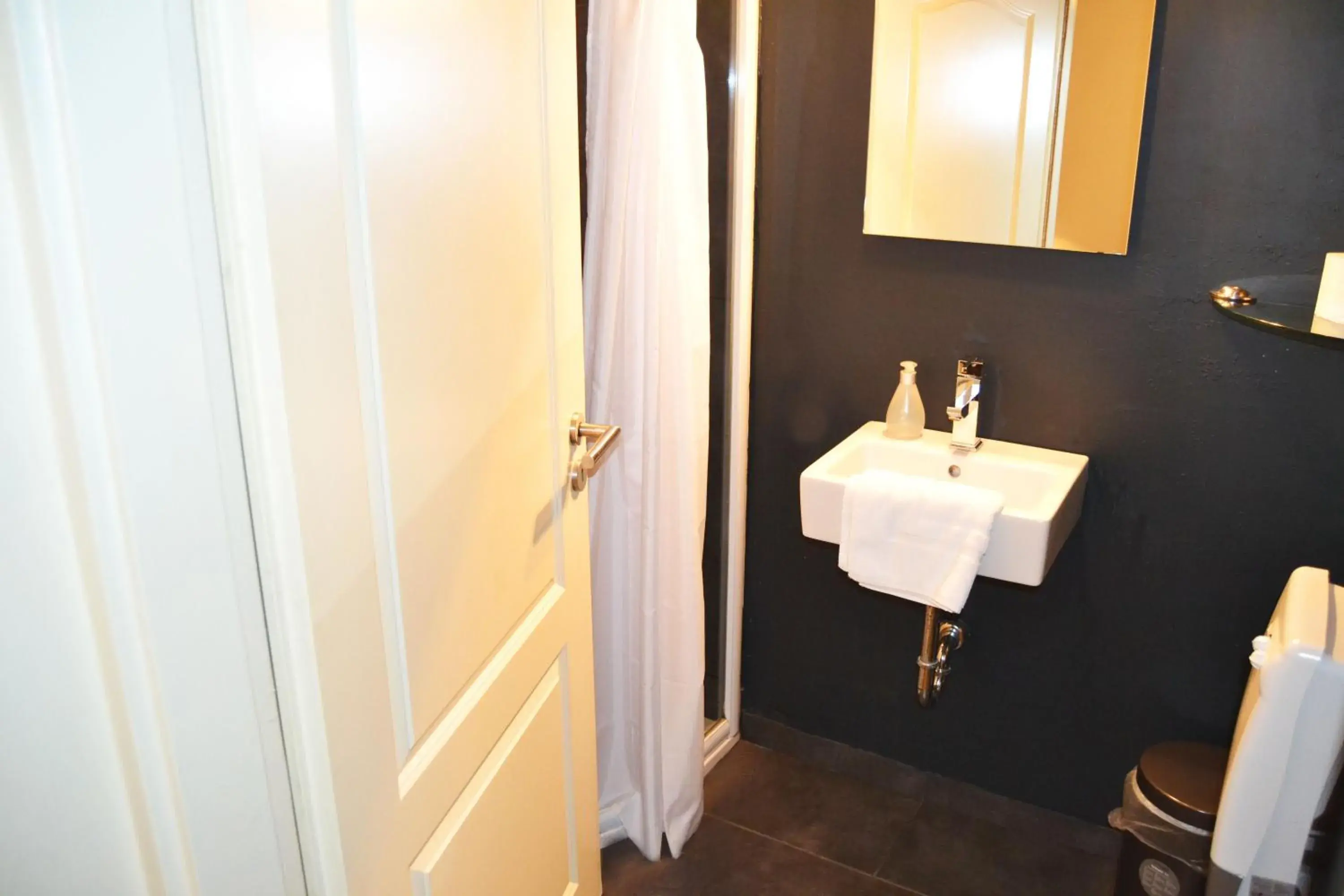 Double Room with Private Bathroom in St. Pauli Lodge Double Room with Private Bathroom in St. Pauli Lodge