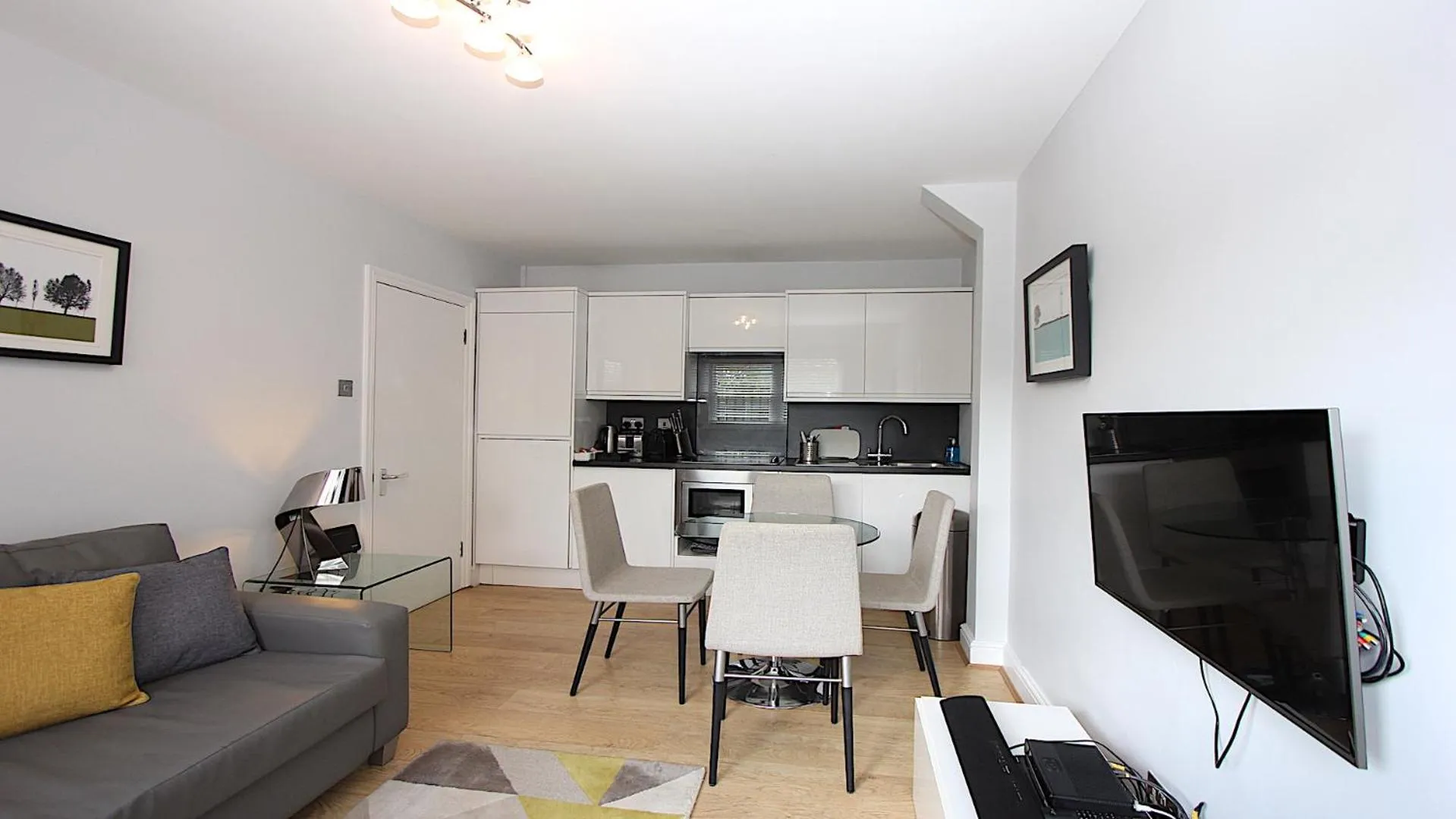 TV and multimedia in Chiltern Street Serviced Apartments - Marylebone