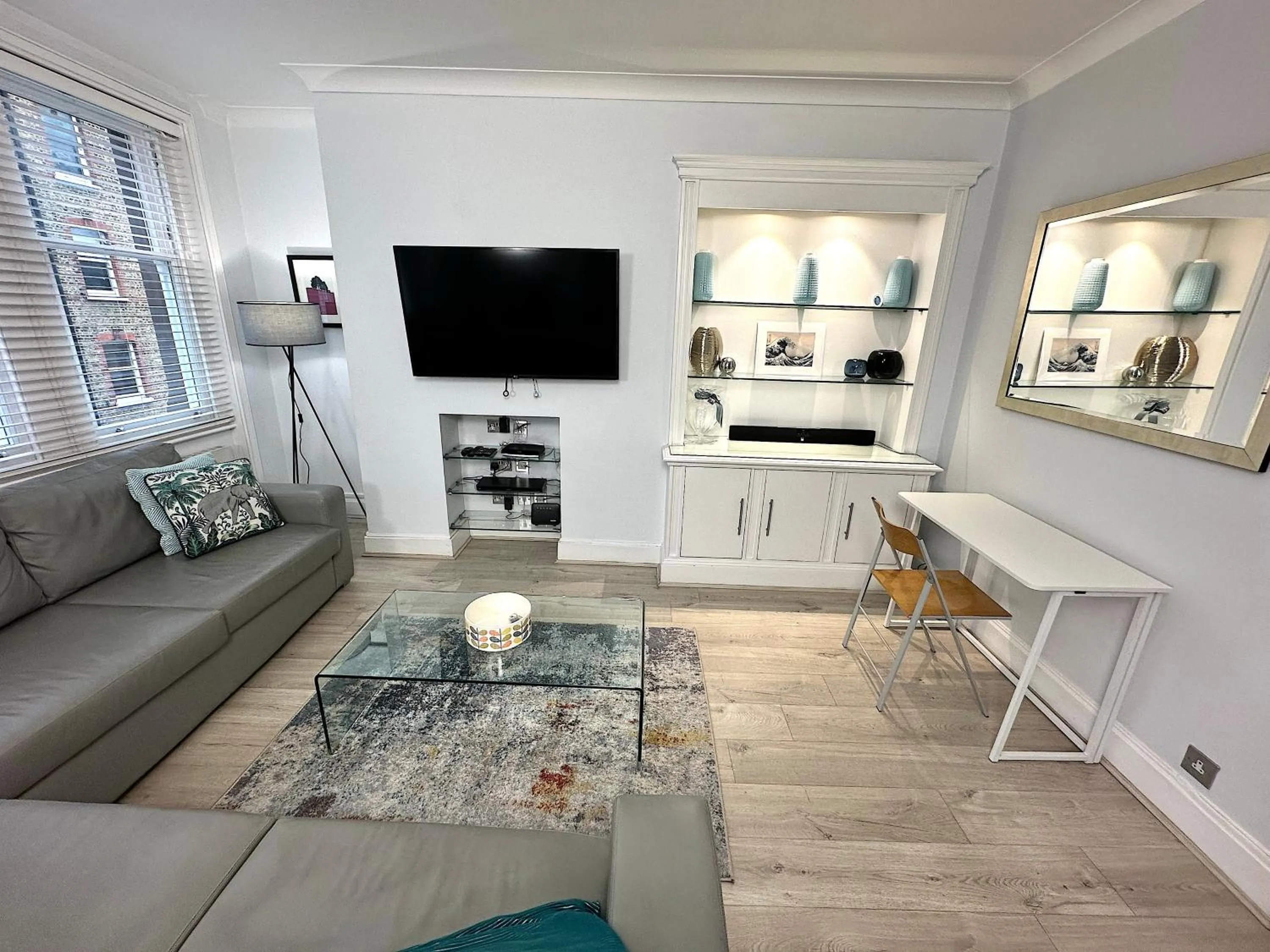 TV and multimedia in Chiltern Street Serviced Apartments - Marylebone