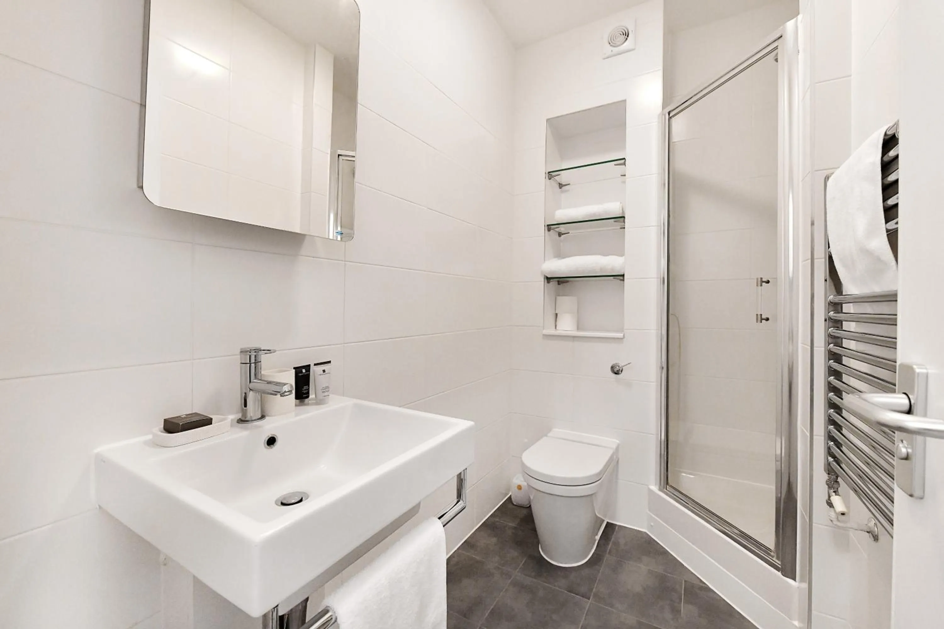 Shower in Chiltern Street Serviced Apartments - Marylebone