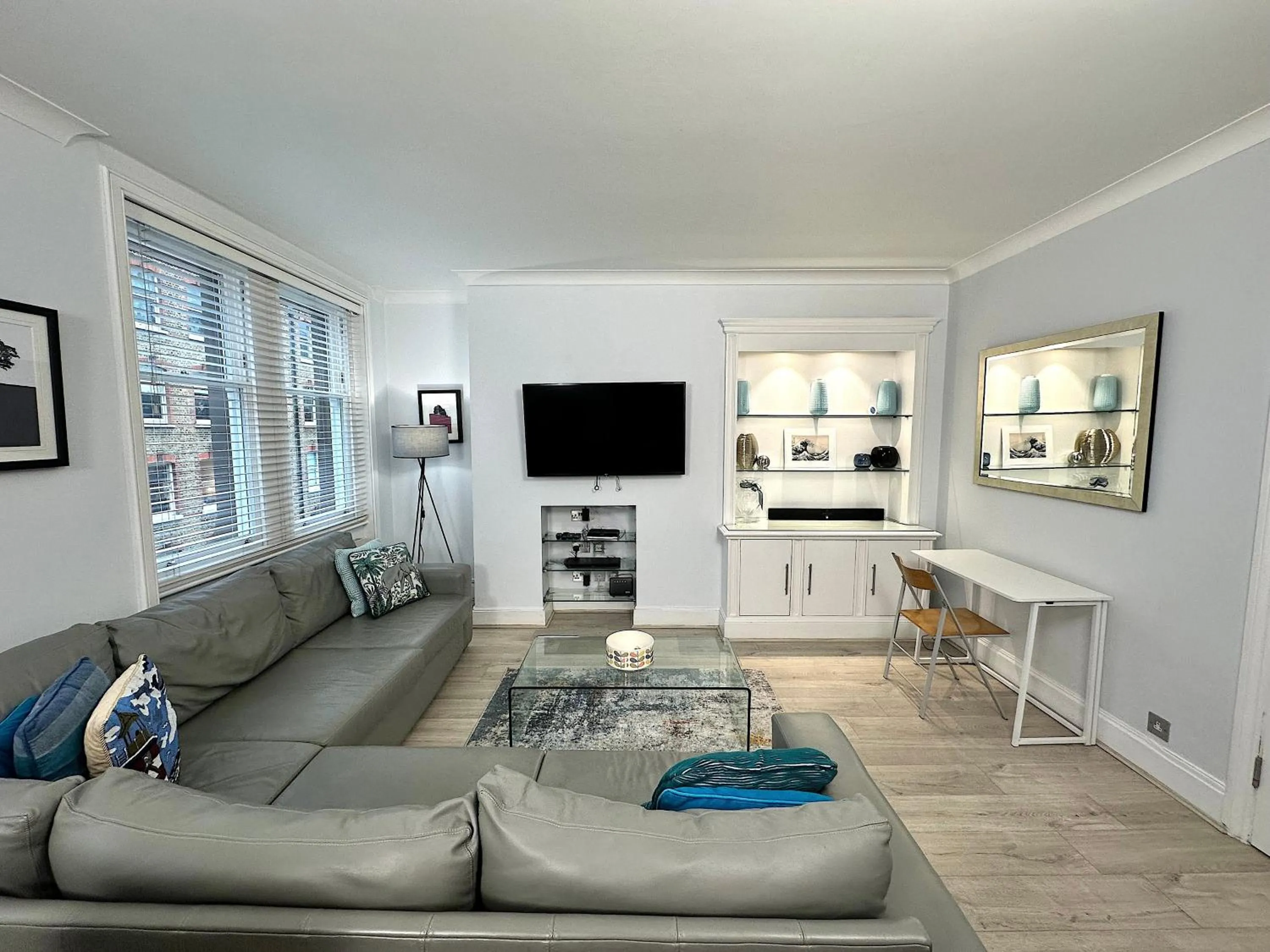 TV and multimedia in Chiltern Street Serviced Apartments - Marylebone