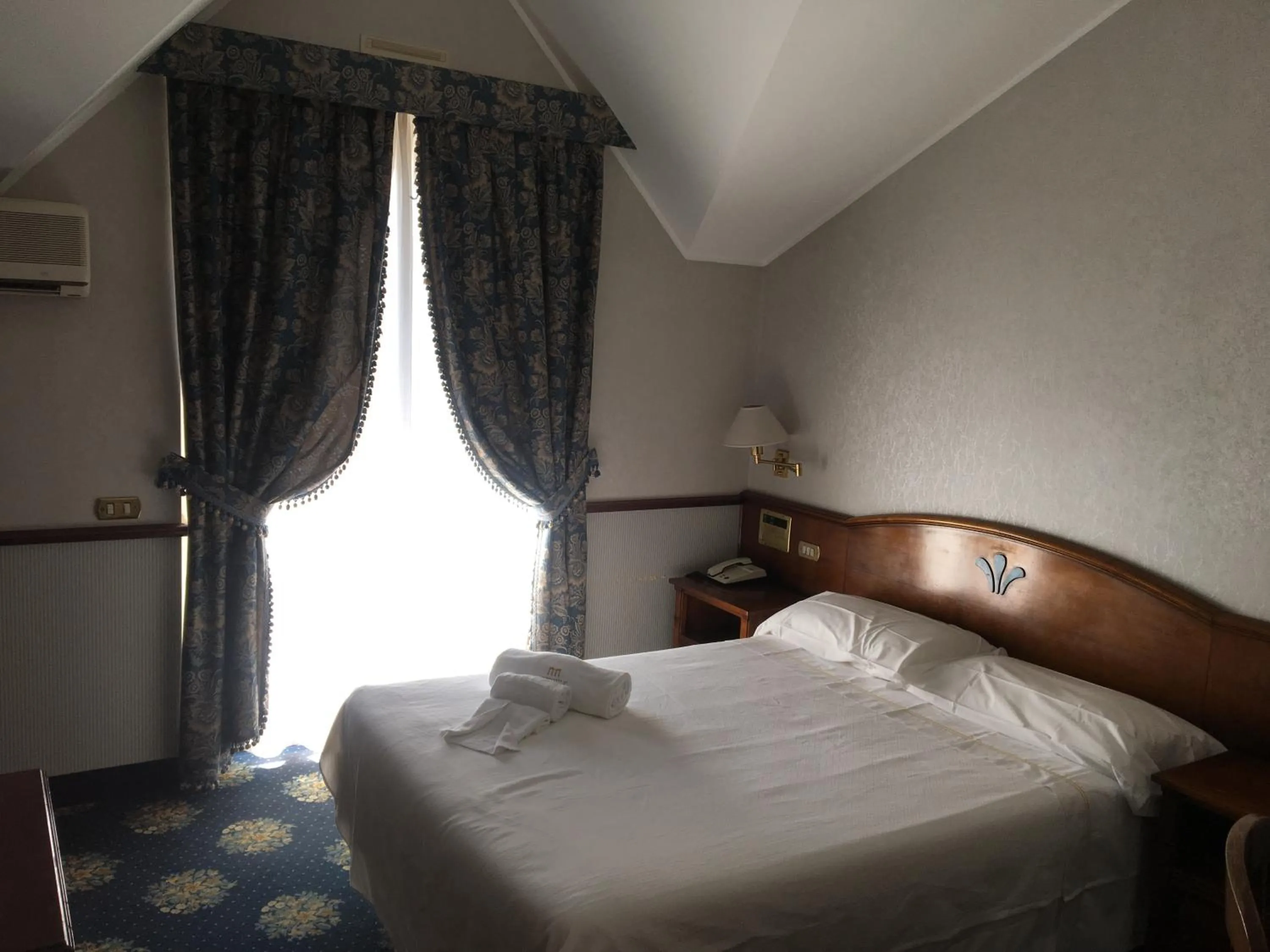 Bed in Hotel De La Ville