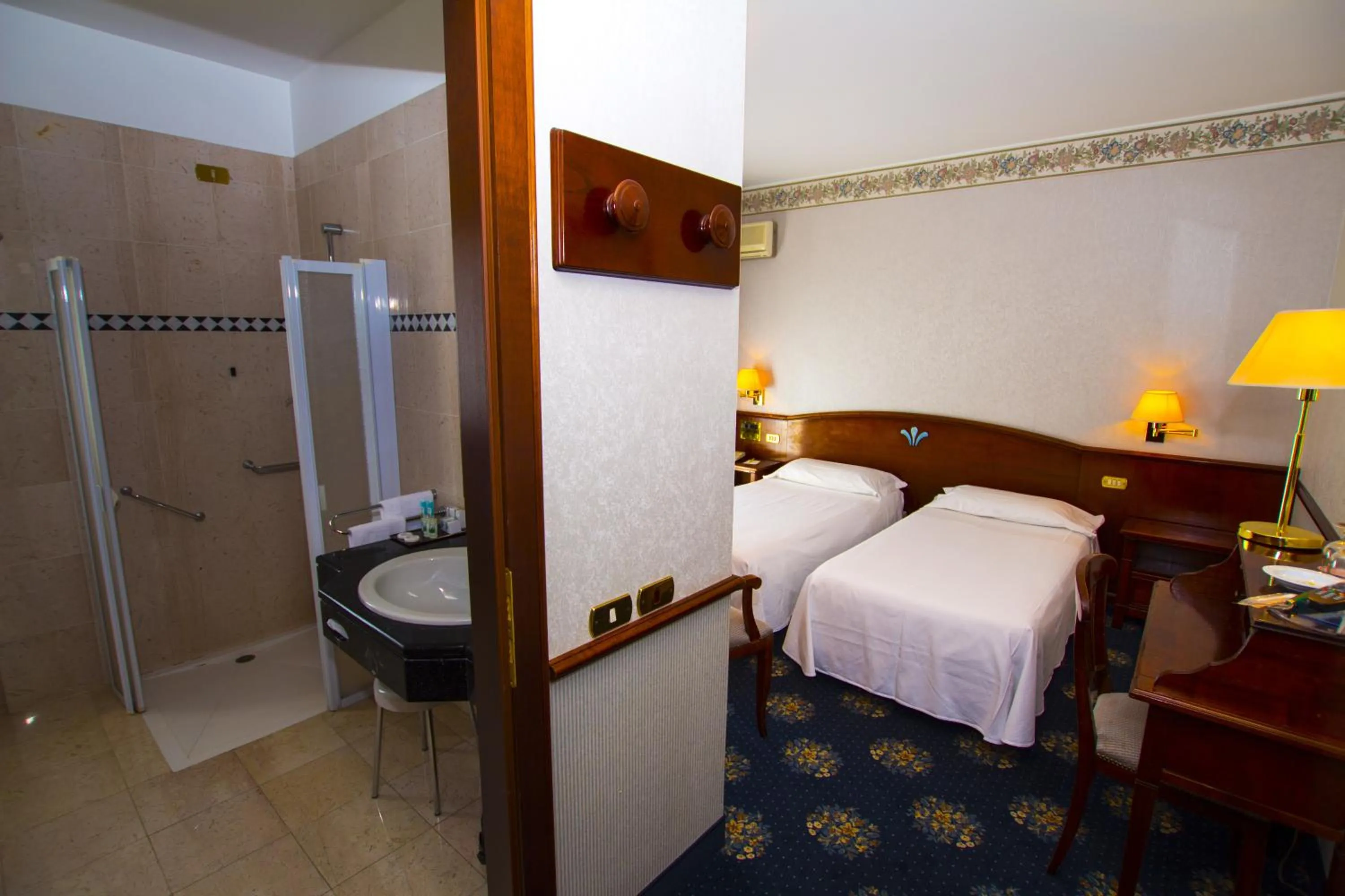 Bedroom, Bed in Hotel De La Ville