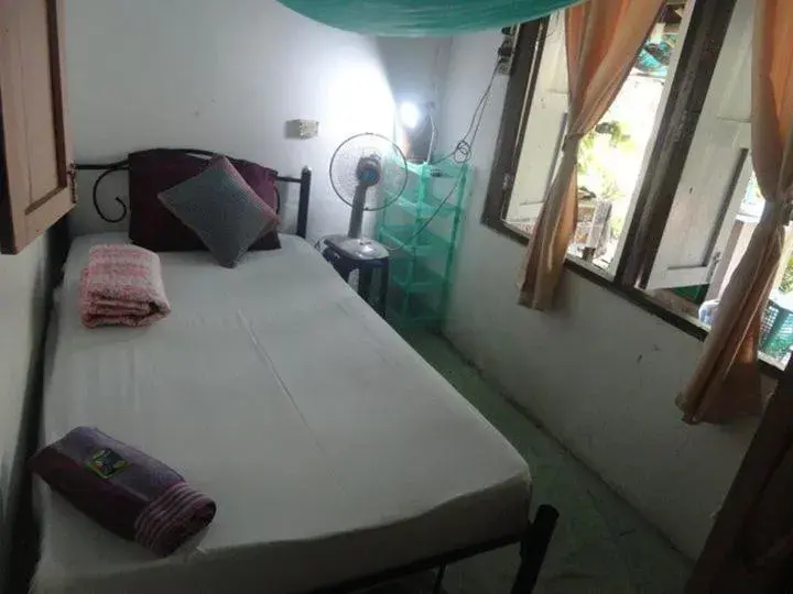 Single Room with Shared Bathroom - single occupancy in Grandma's Home Sangkhlaburi Single Room with Shared Bathroom - single occupancy in Grandma's Home Sangkhlaburi