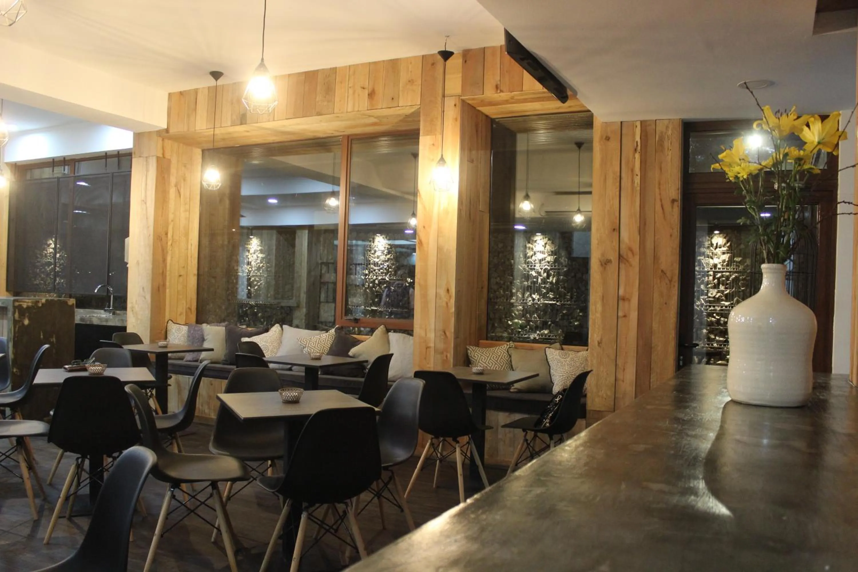 Restaurant/places to eat in Hotel Umawue