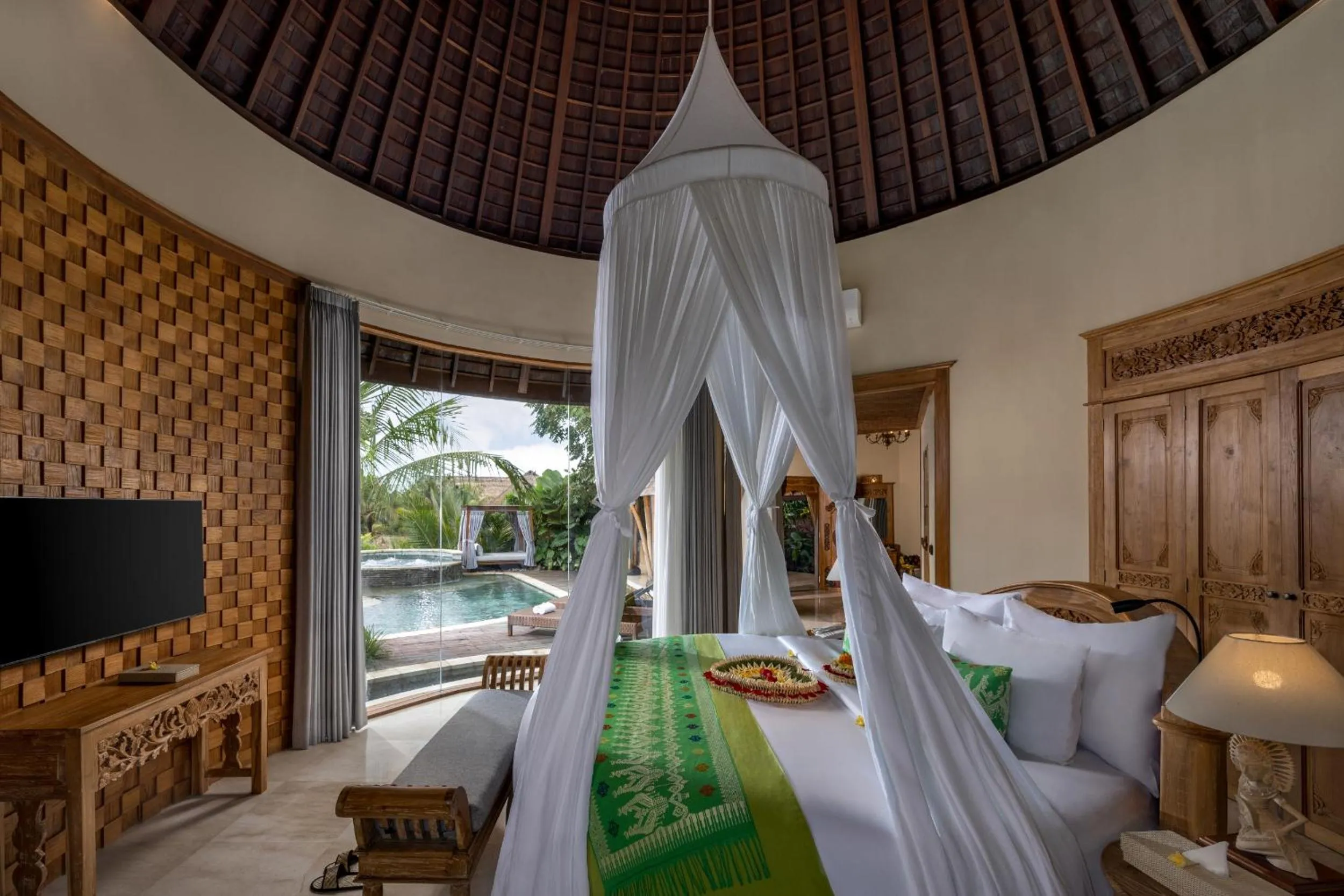 TV and multimedia, Bed in The Alena Resort a Pramana Experience