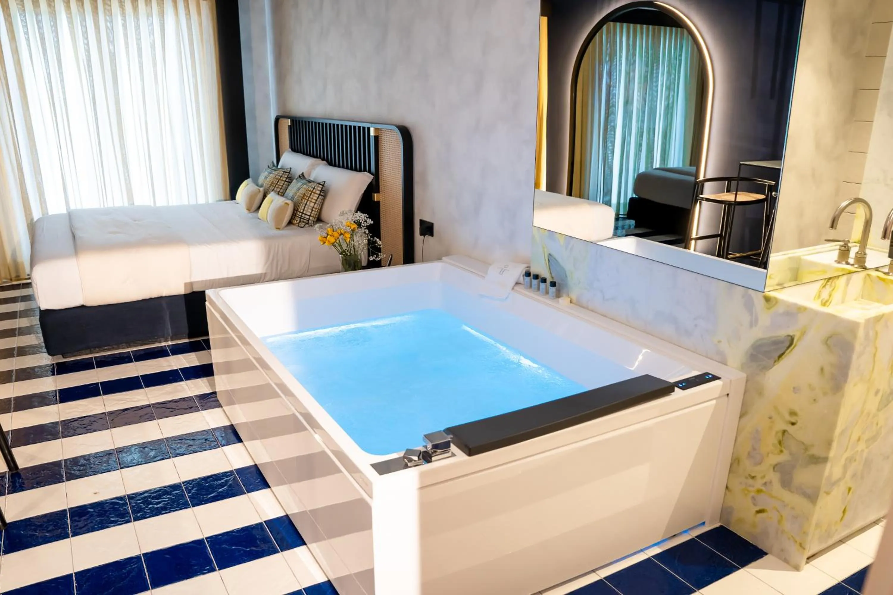 Hot Tub, Bed in Hotel Orizzonte