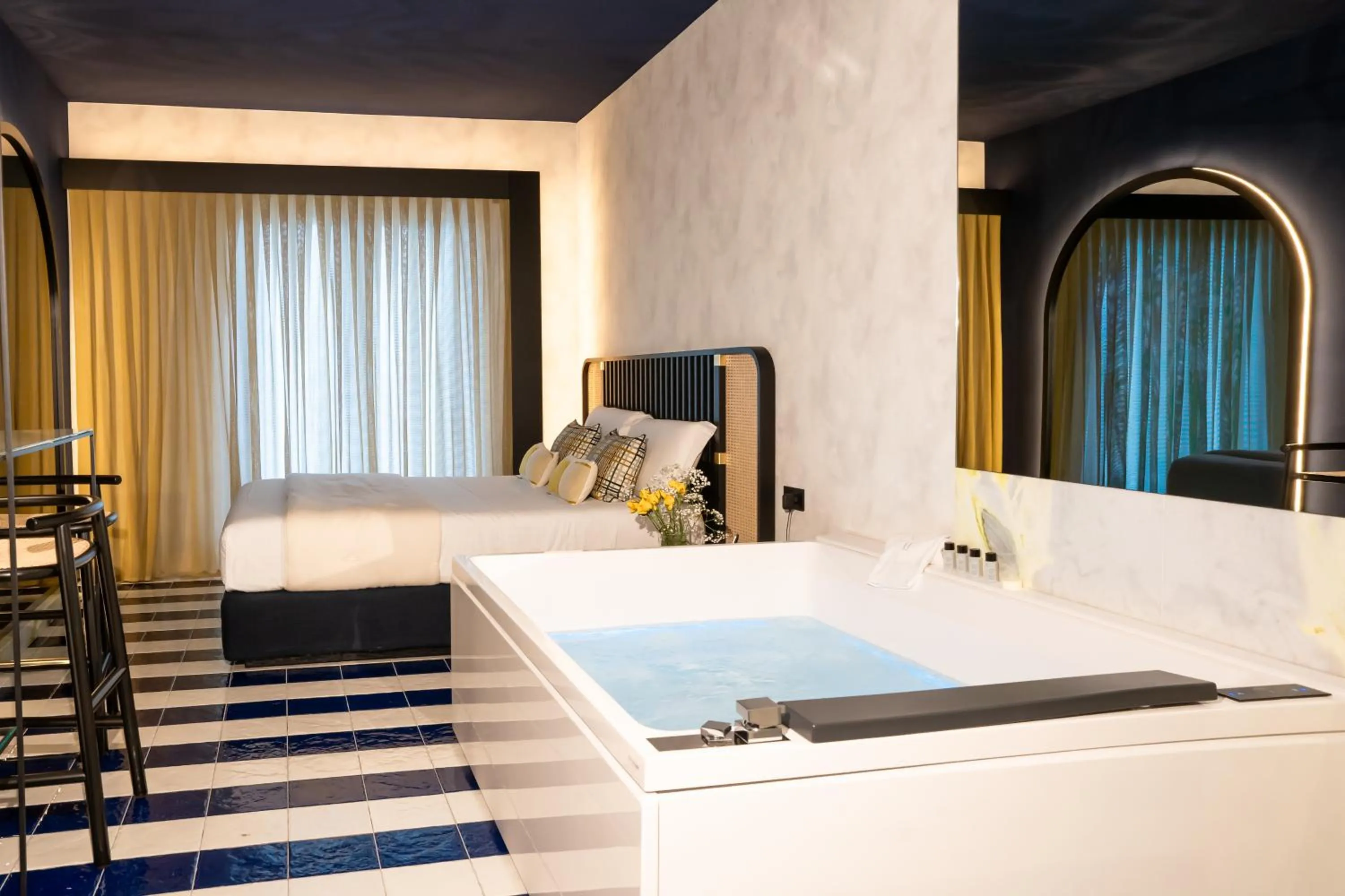 Hot Tub, Bed in Hotel Orizzonte