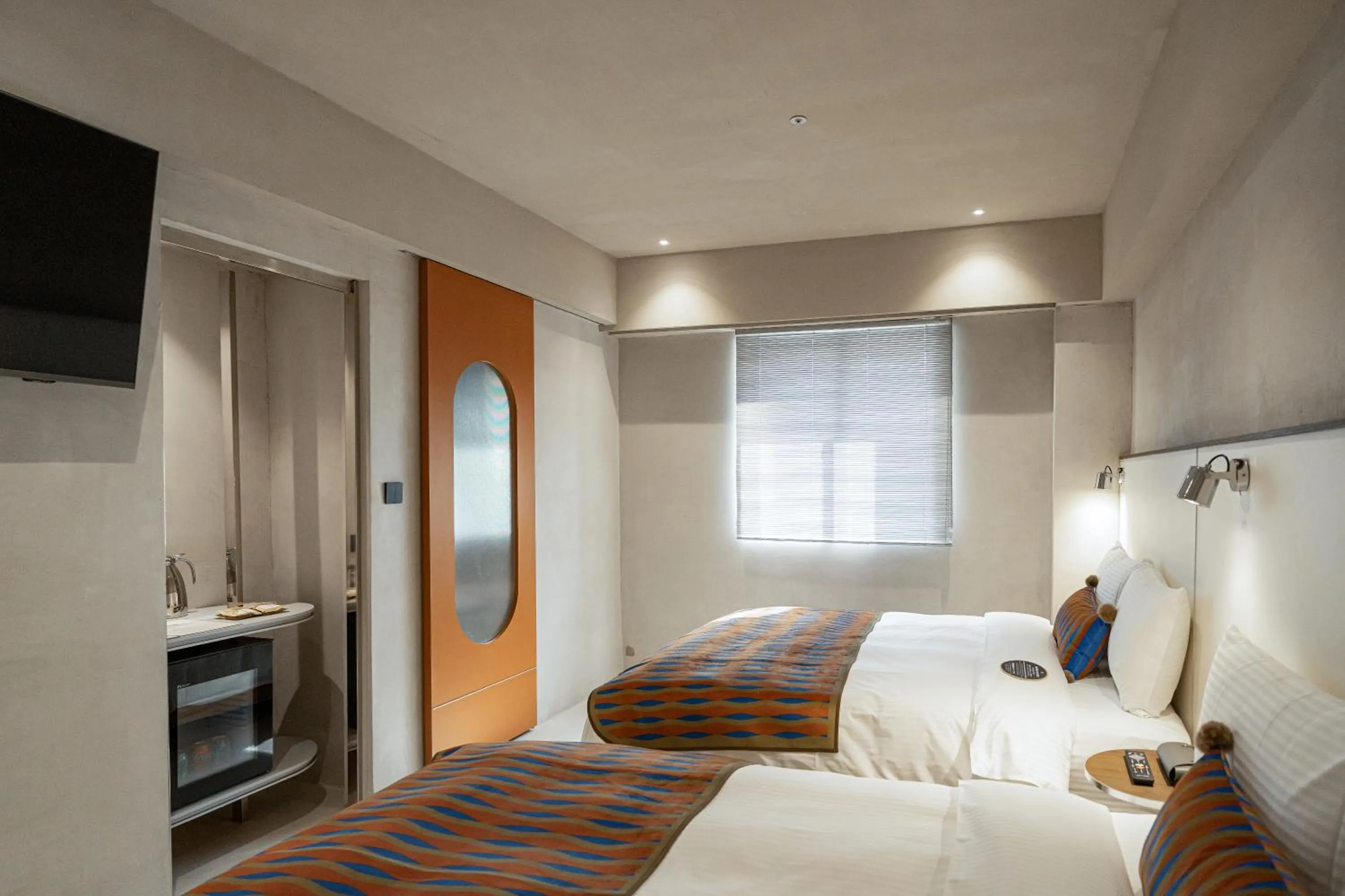 Photo of the whole room, Bed in PAPO'A Labs