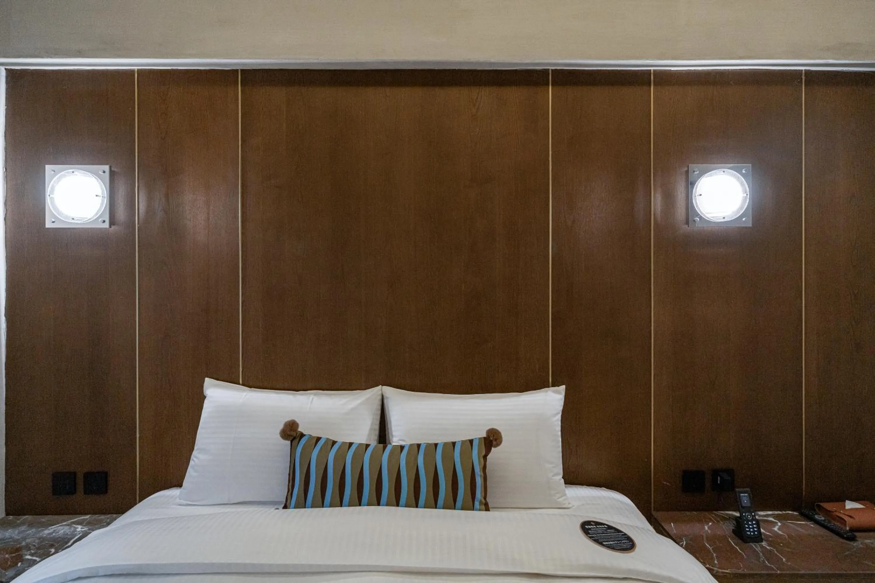 Photo of the whole room, Bed in PAPO'A Labs