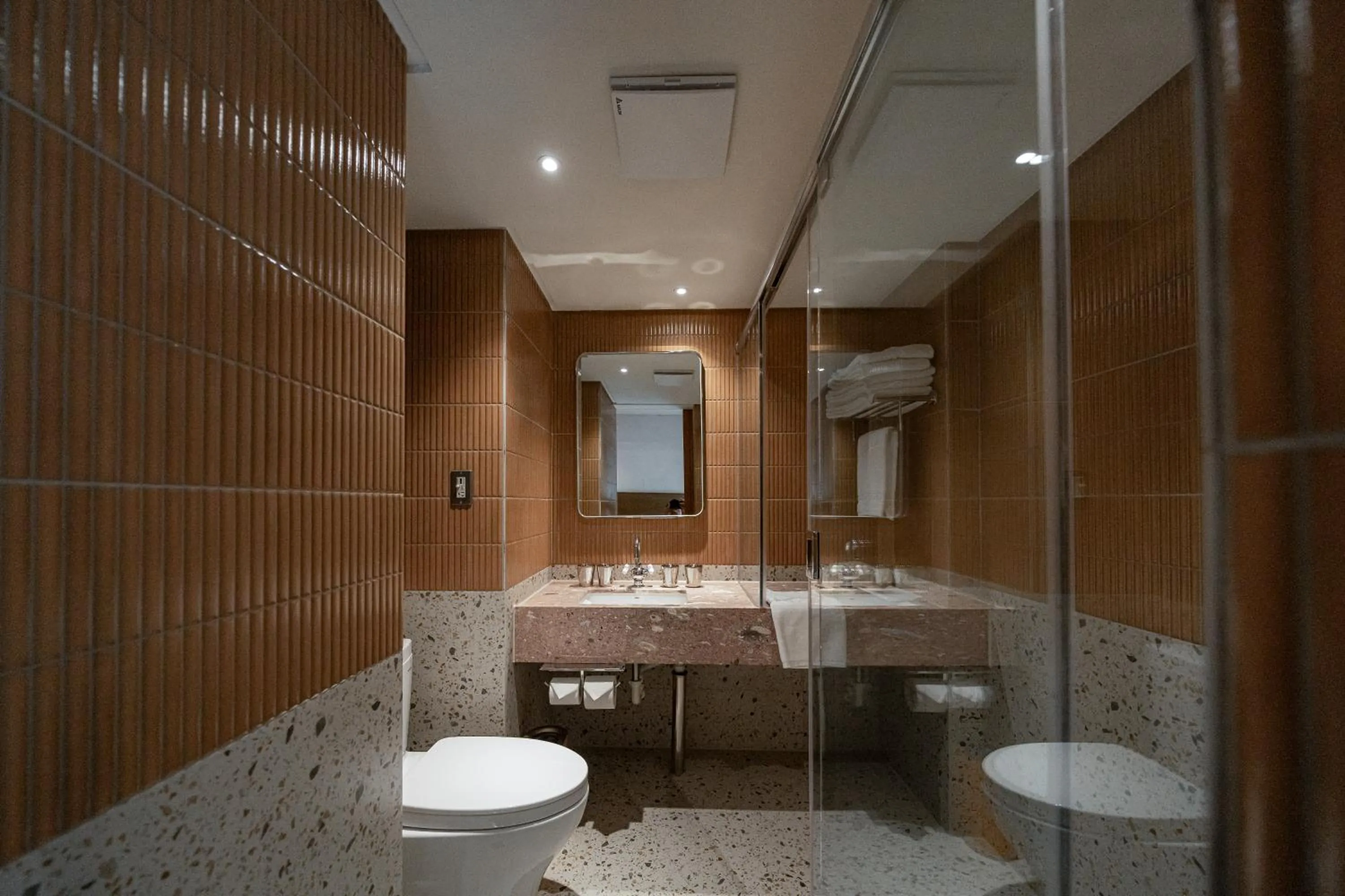 Toilet in PAPO'A Labs