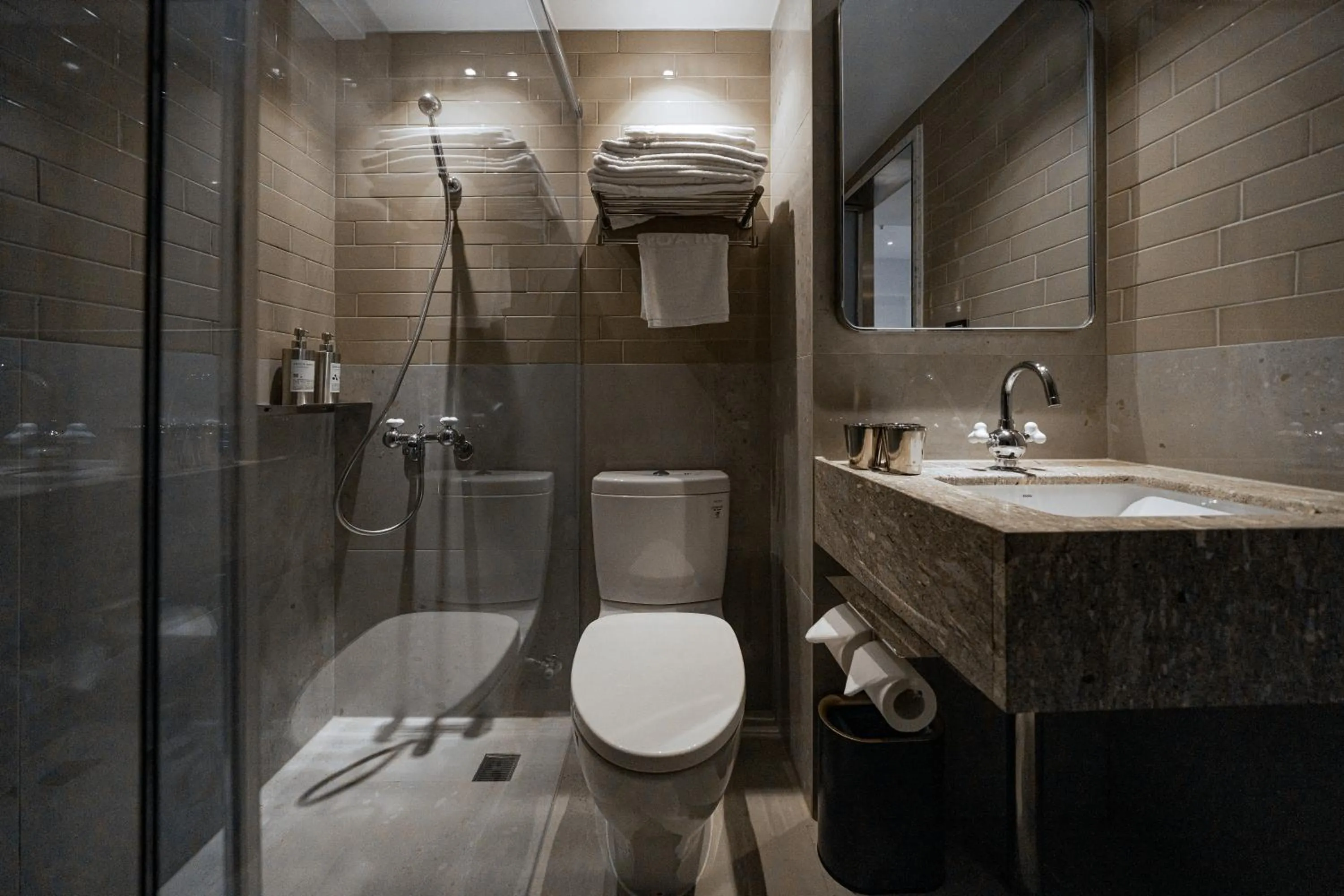 Shower in PAPO'A Labs