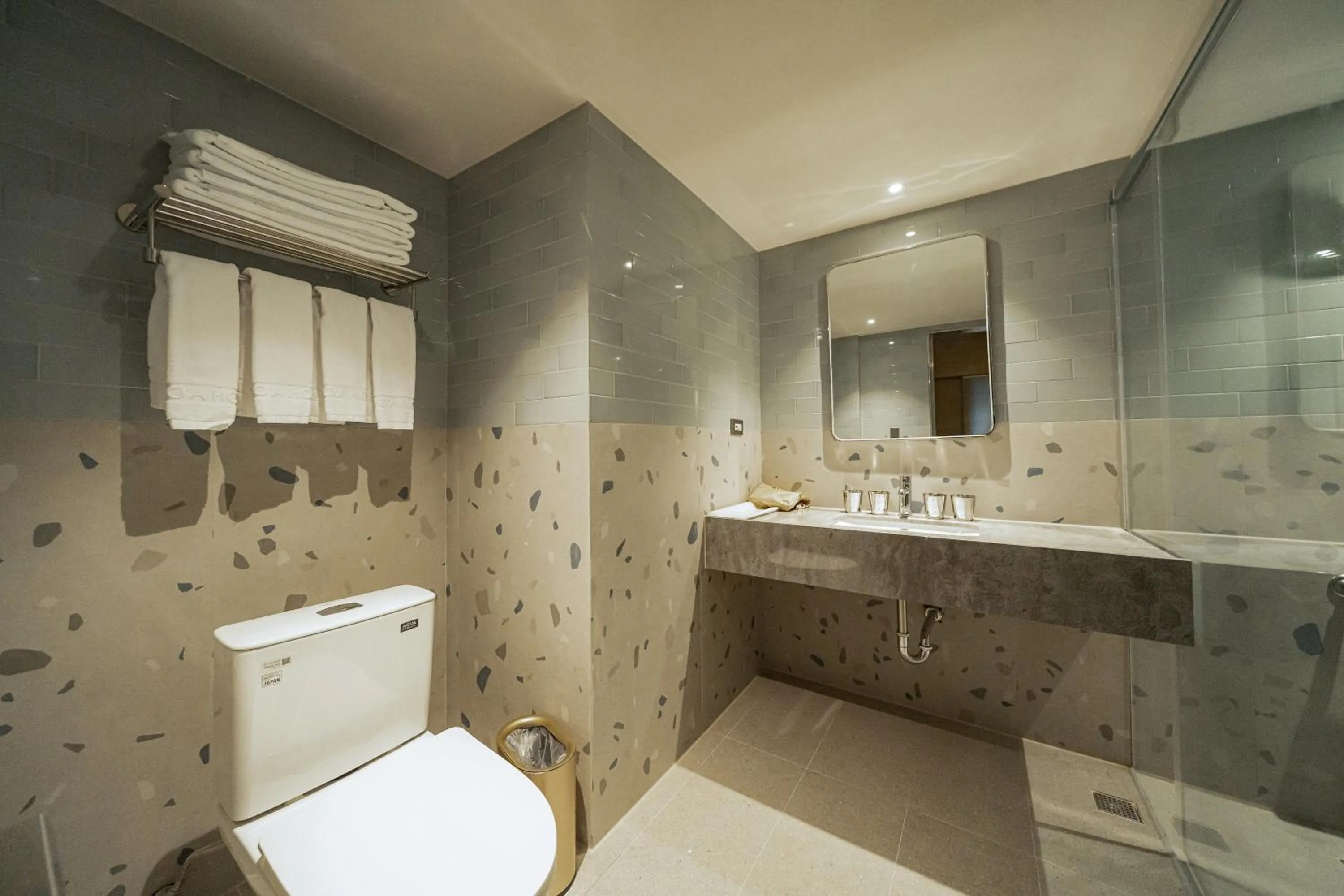 Shower in PAPO'A Labs