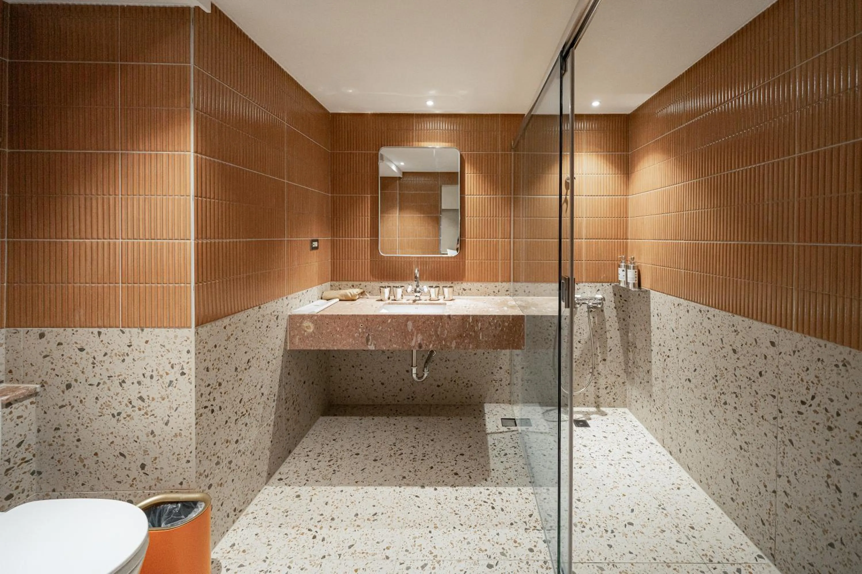 Shower in PAPO'A Labs