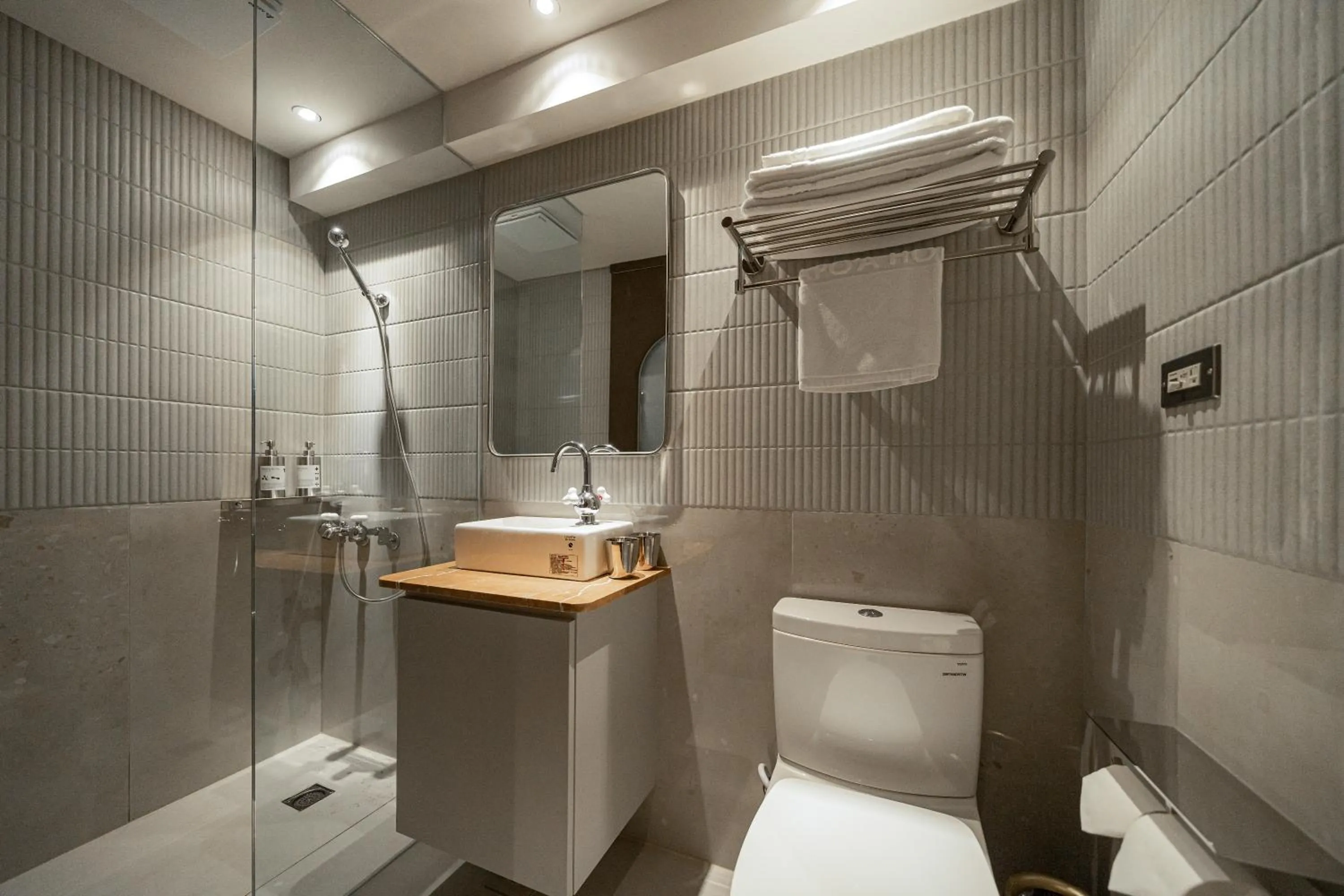 Bathroom in PAPO'A Labs
