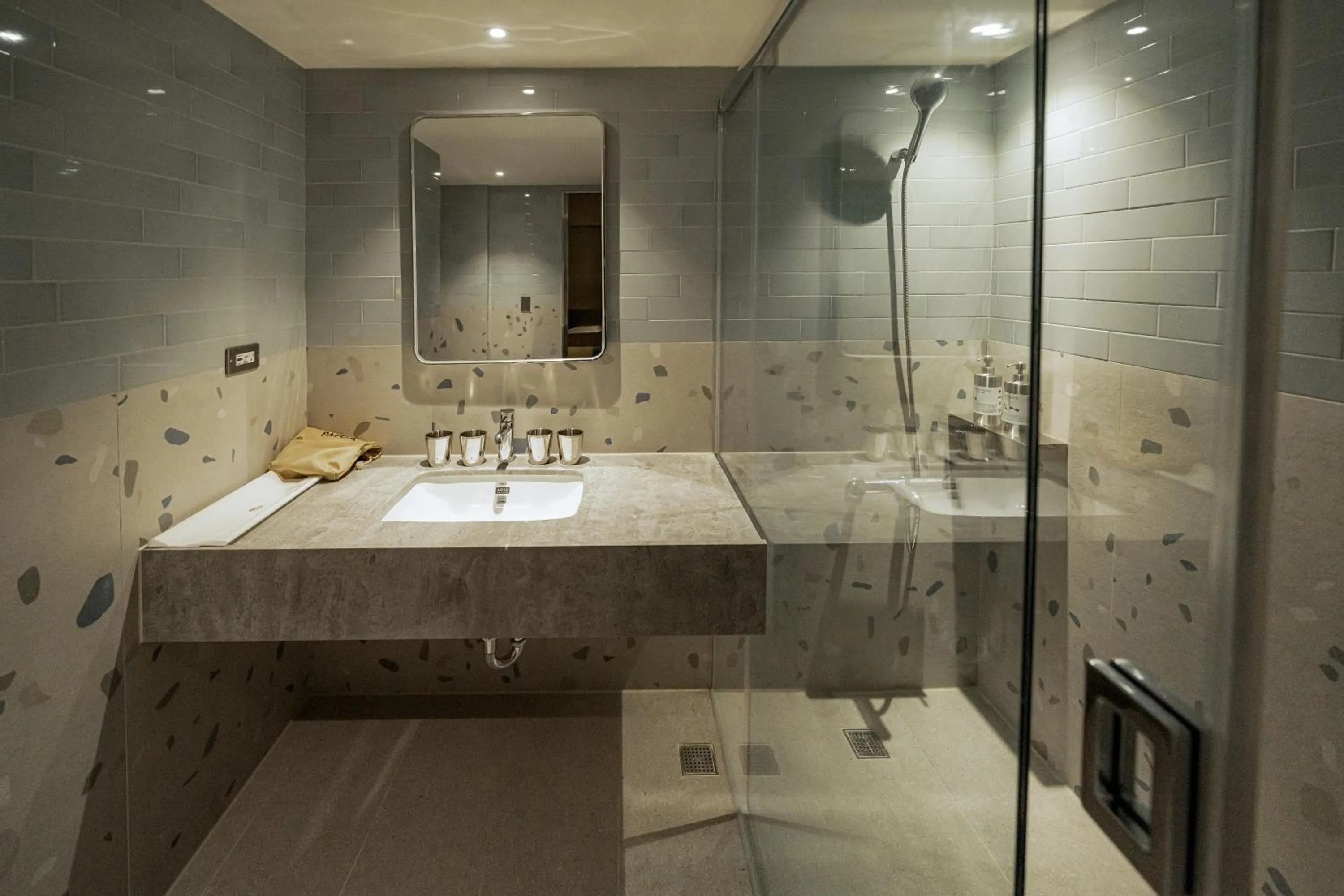 Shower in PAPO'A Labs