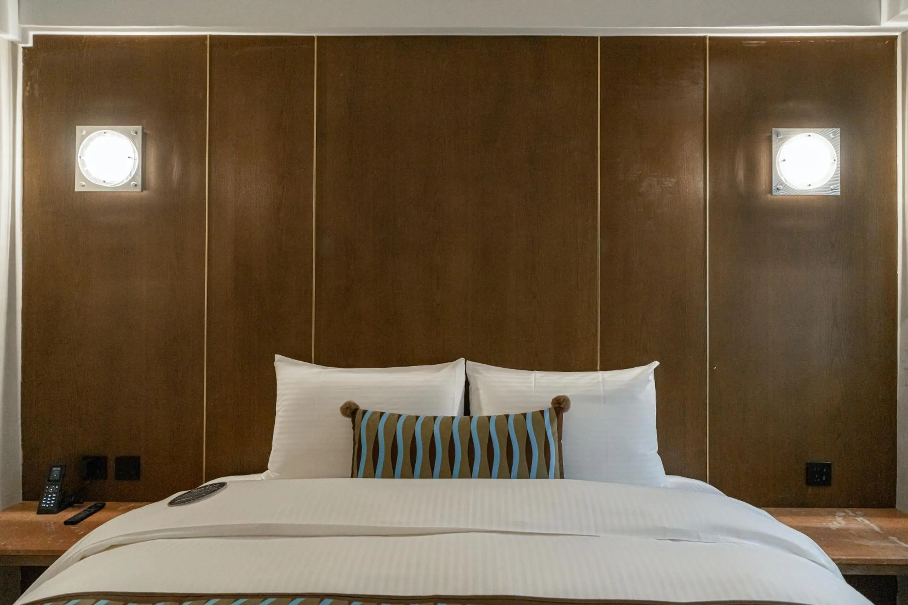 Photo of the whole room, Bed in PAPO'A Labs