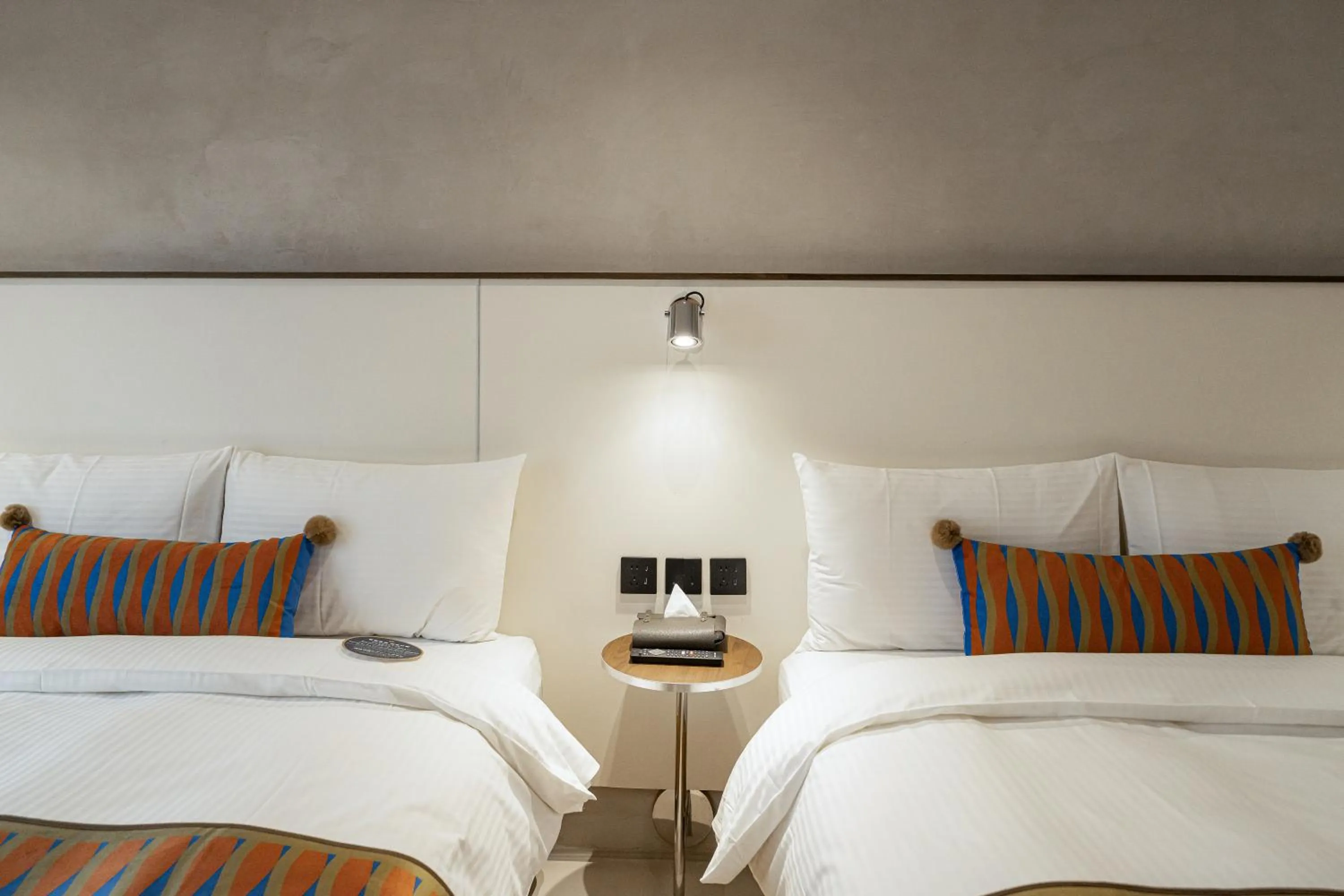 Photo of the whole room, Bed in PAPO'A Labs