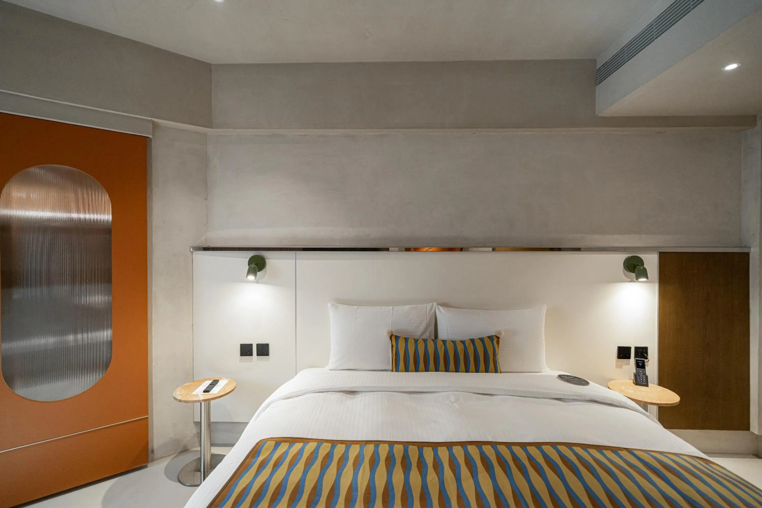 Photo of the whole room, Bed in PAPO'A Labs