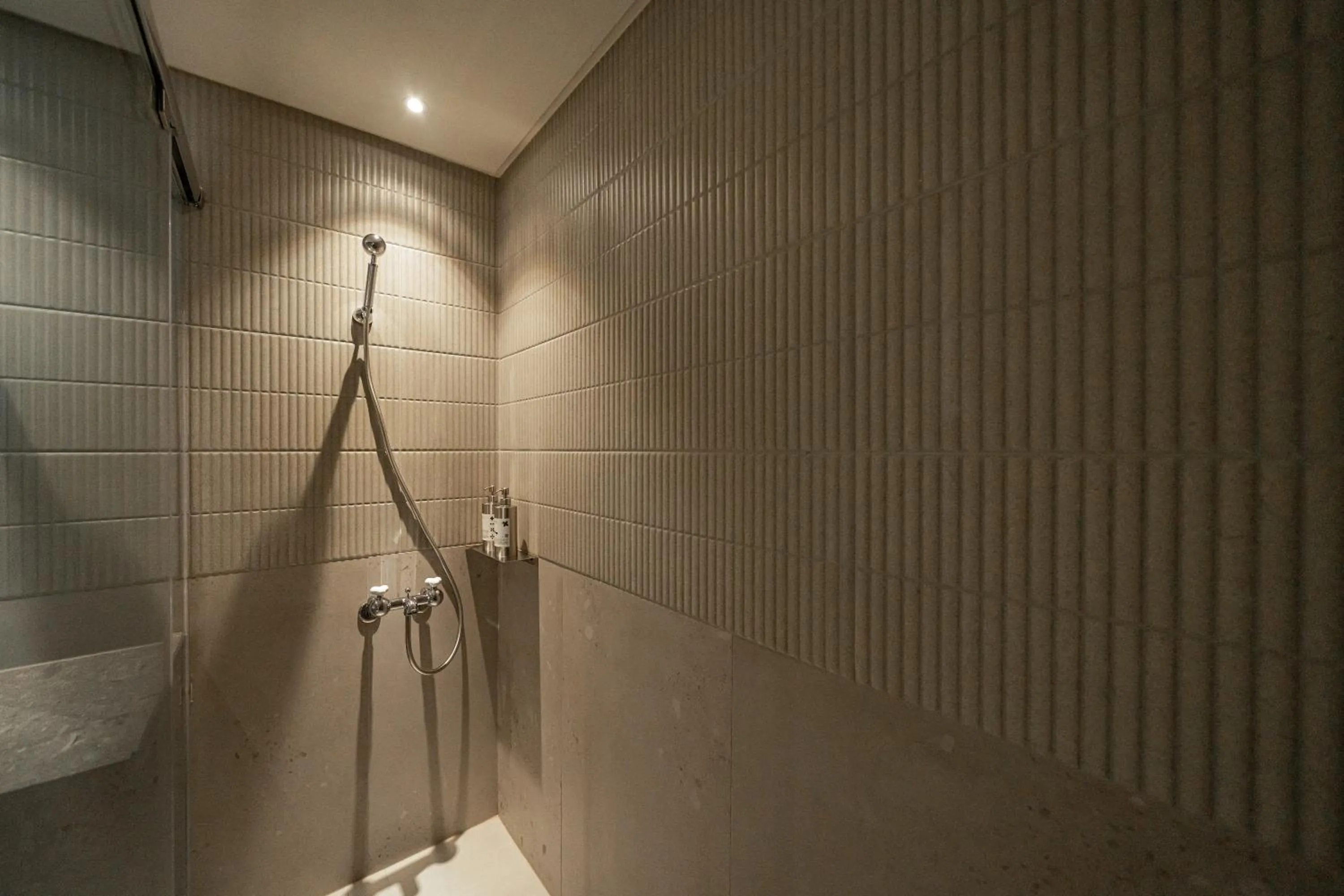 Shower in PAPO'A Labs