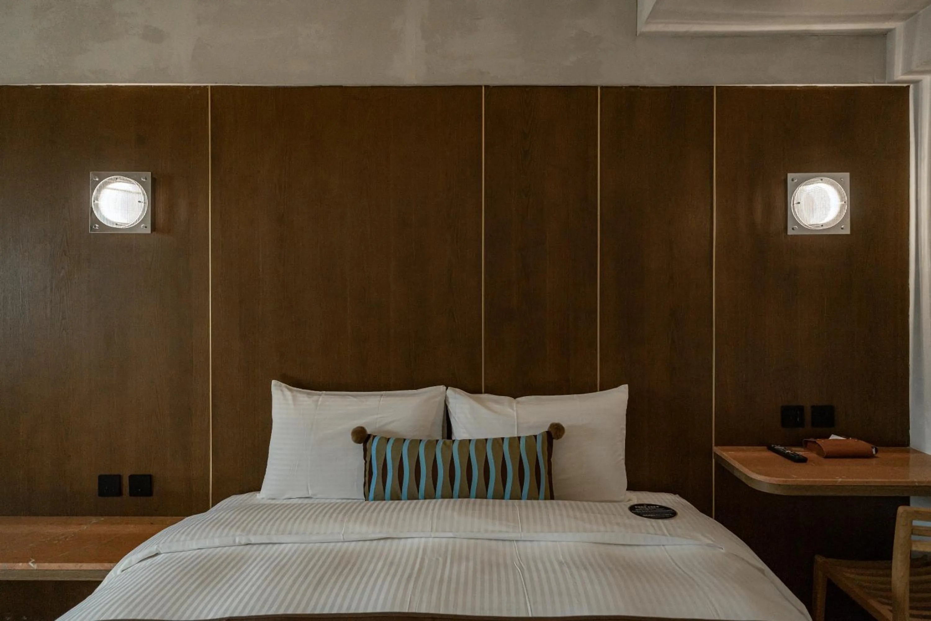 Photo of the whole room, Bed in PAPO'A Labs