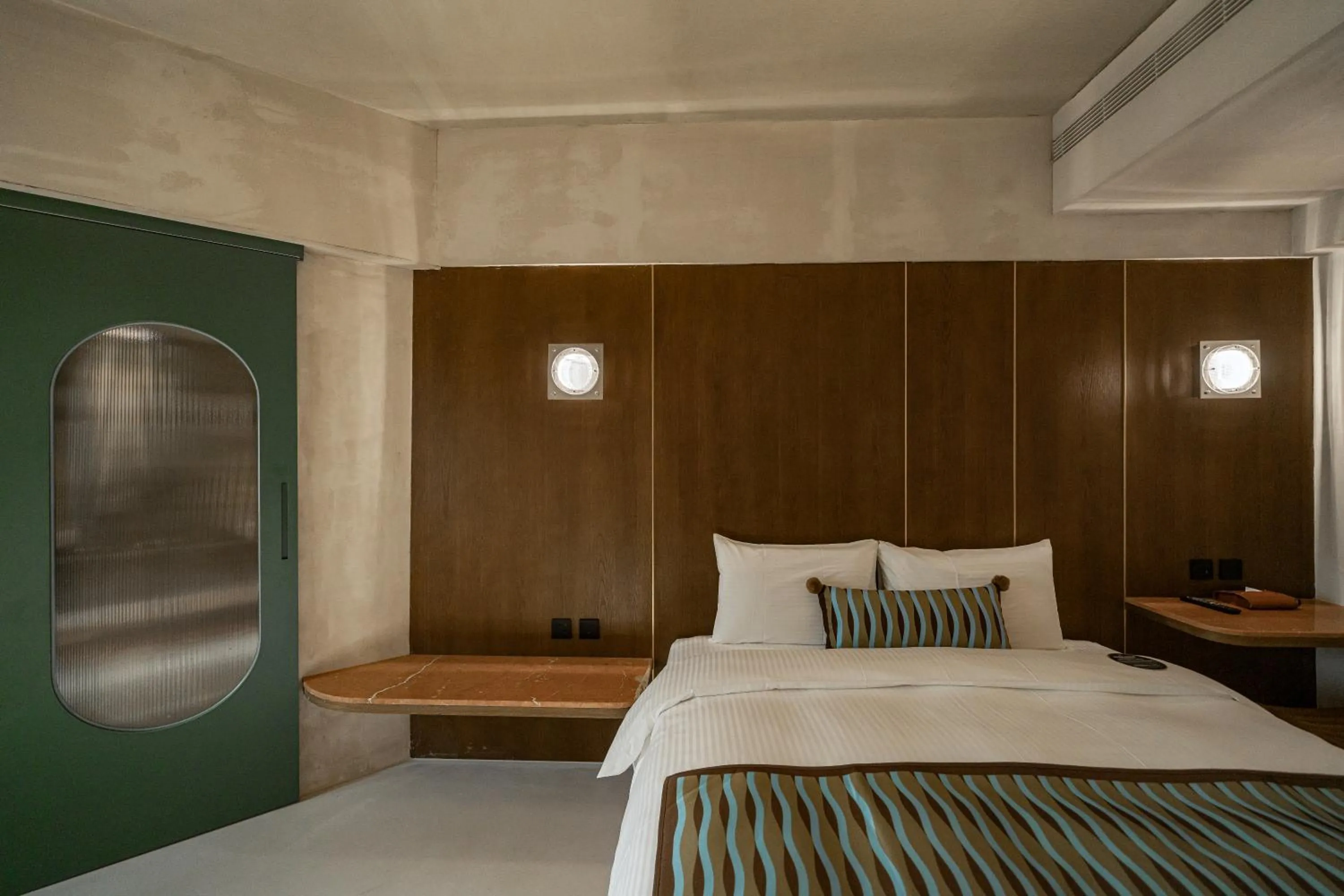 Photo of the whole room, Bed in PAPO'A Labs