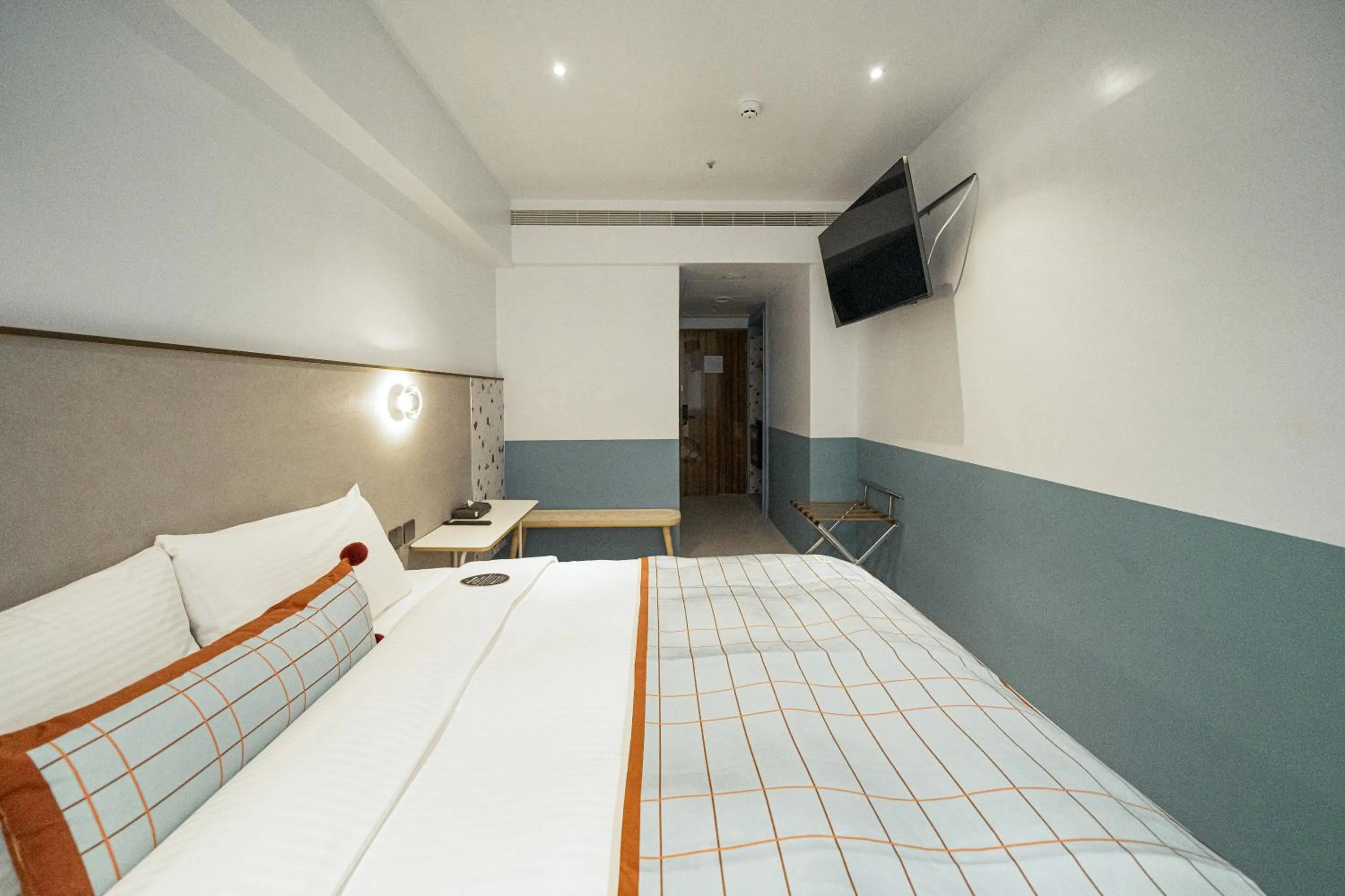 Photo of the whole room, Bed in PAPO'A Labs