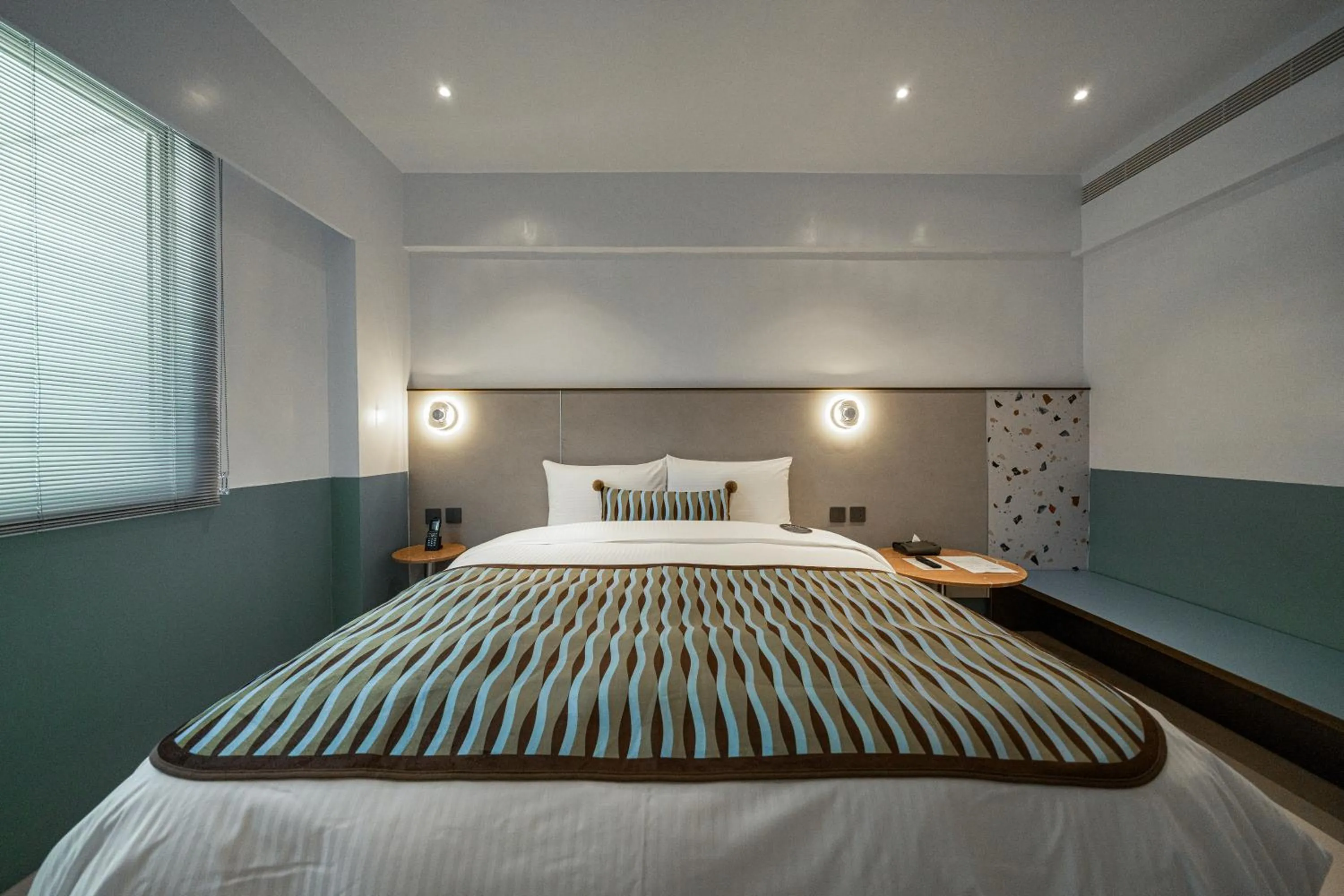 Photo of the whole room, Bed in PAPO'A Labs