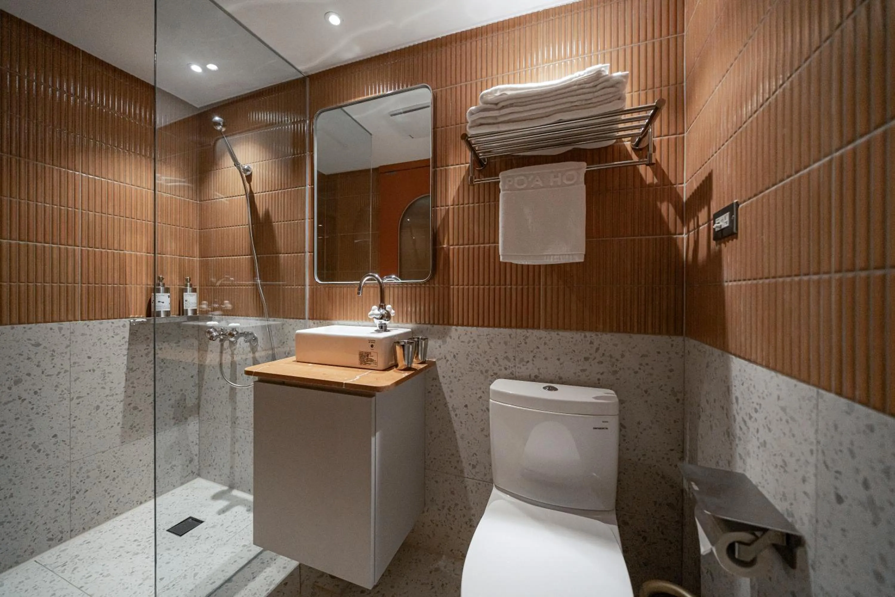 Shower in PAPO'A Labs