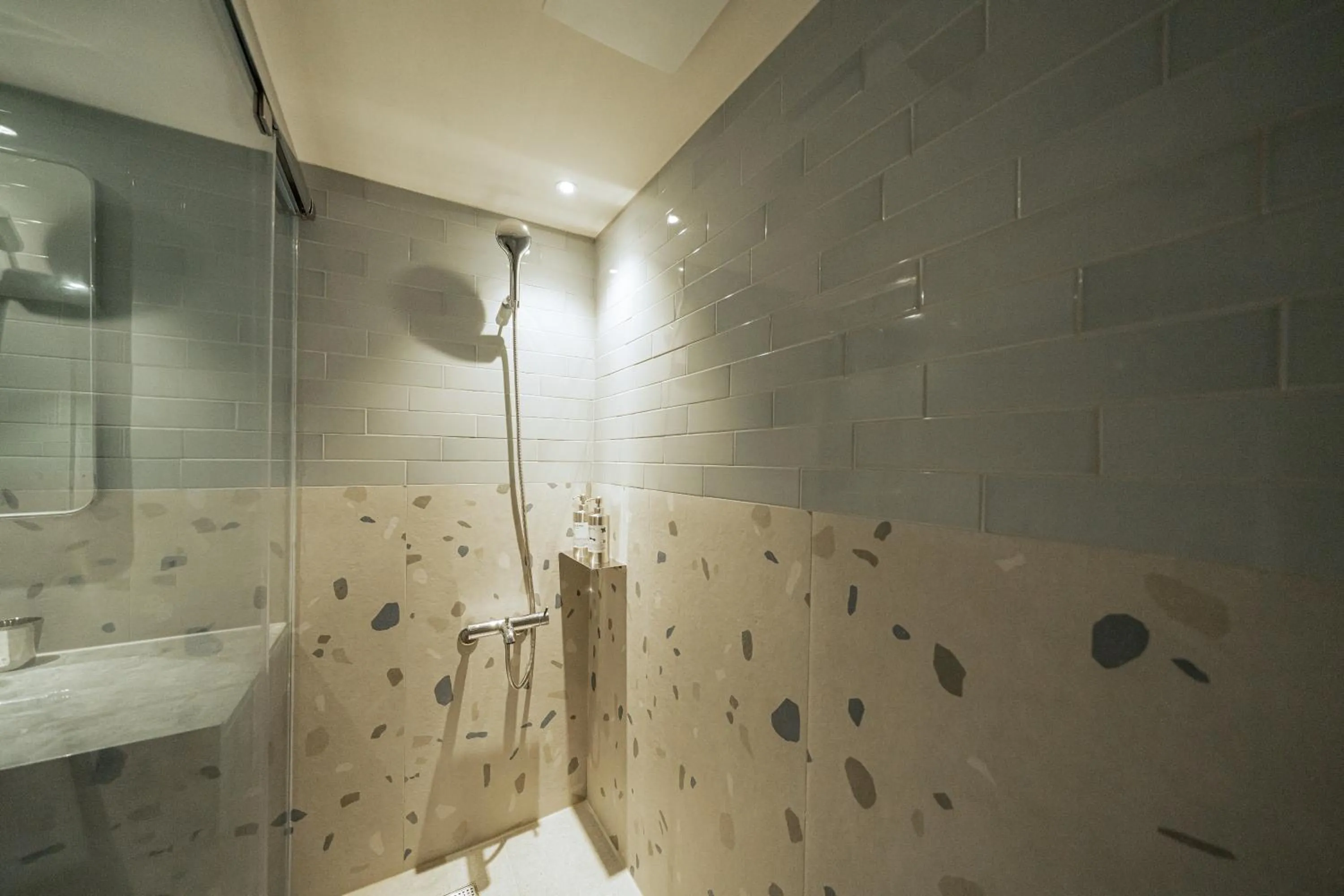 Shower in PAPO'A Labs