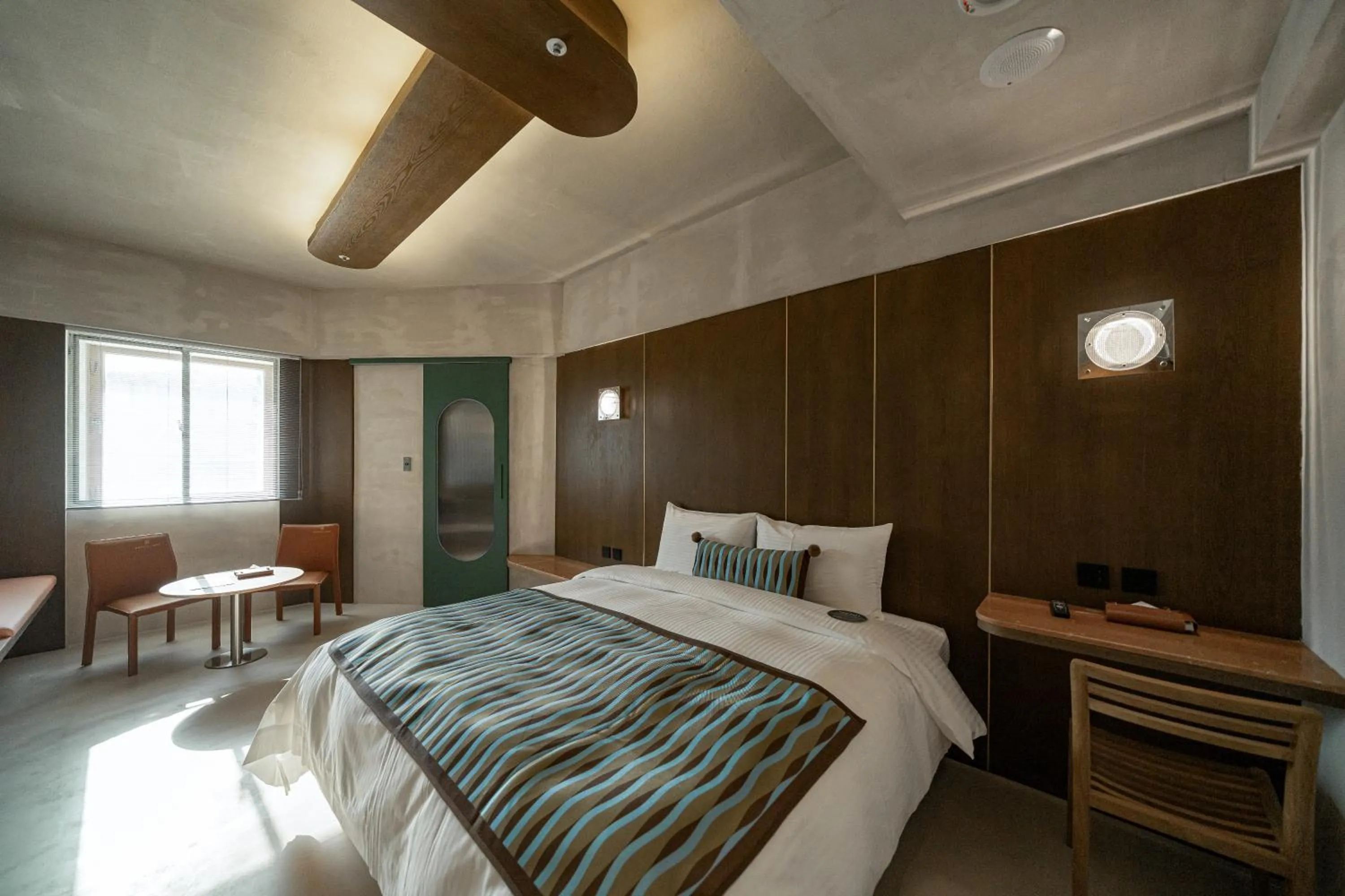 Photo of the whole room, Bed in PAPO'A Labs