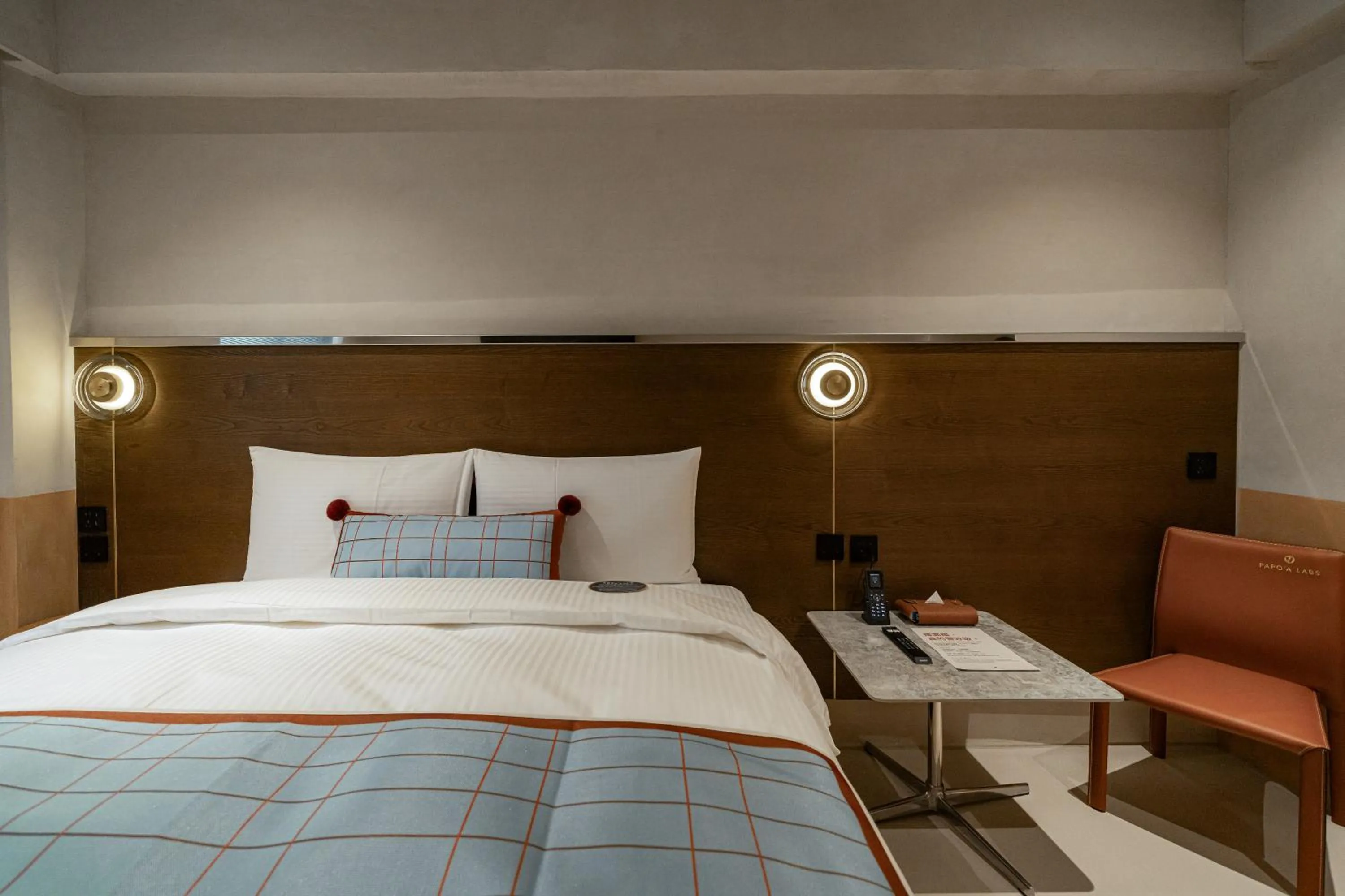 Photo of the whole room, Bed in PAPO'A Labs